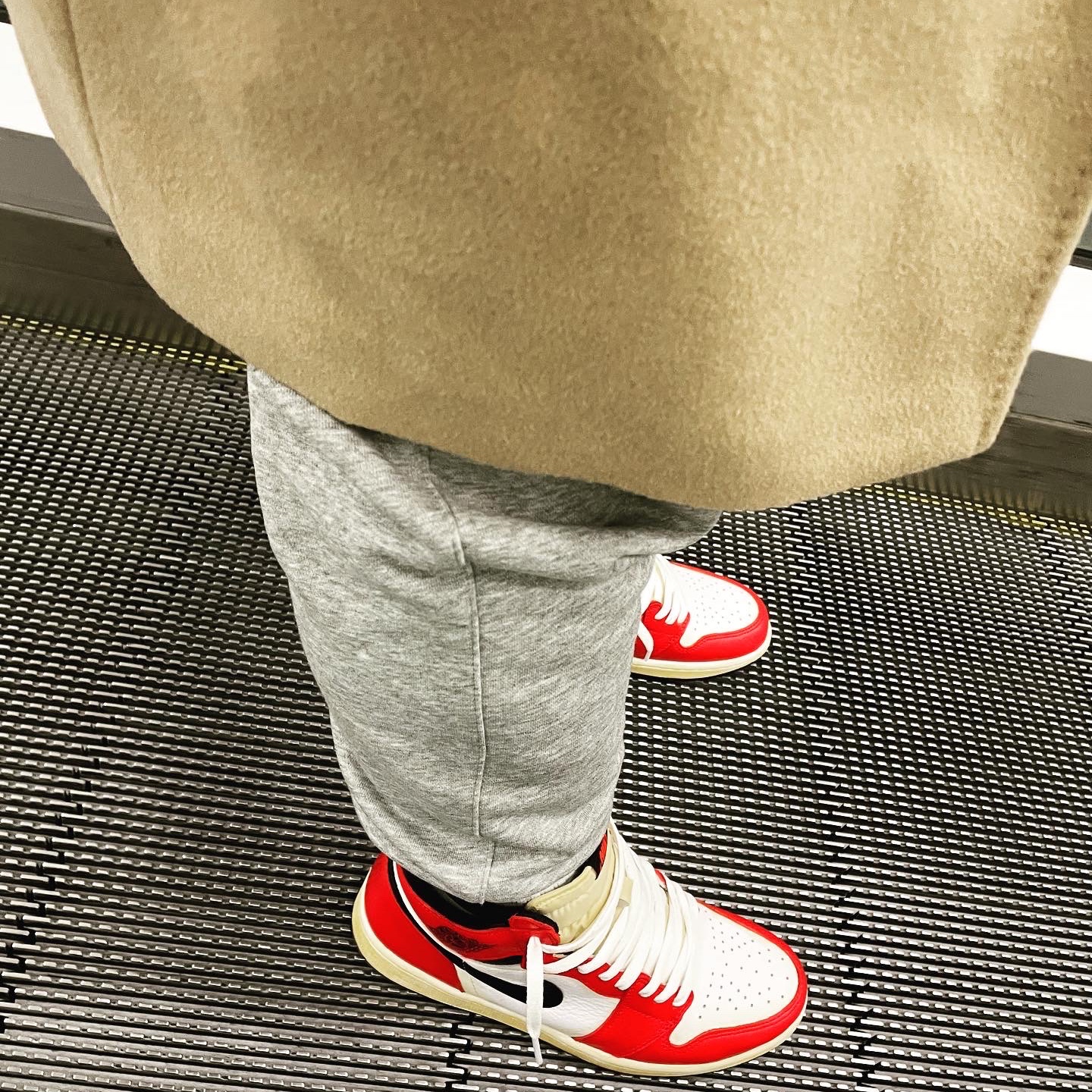 Jordan 1 Retro High OG Light Fusion Red 착용 스타일 - 4