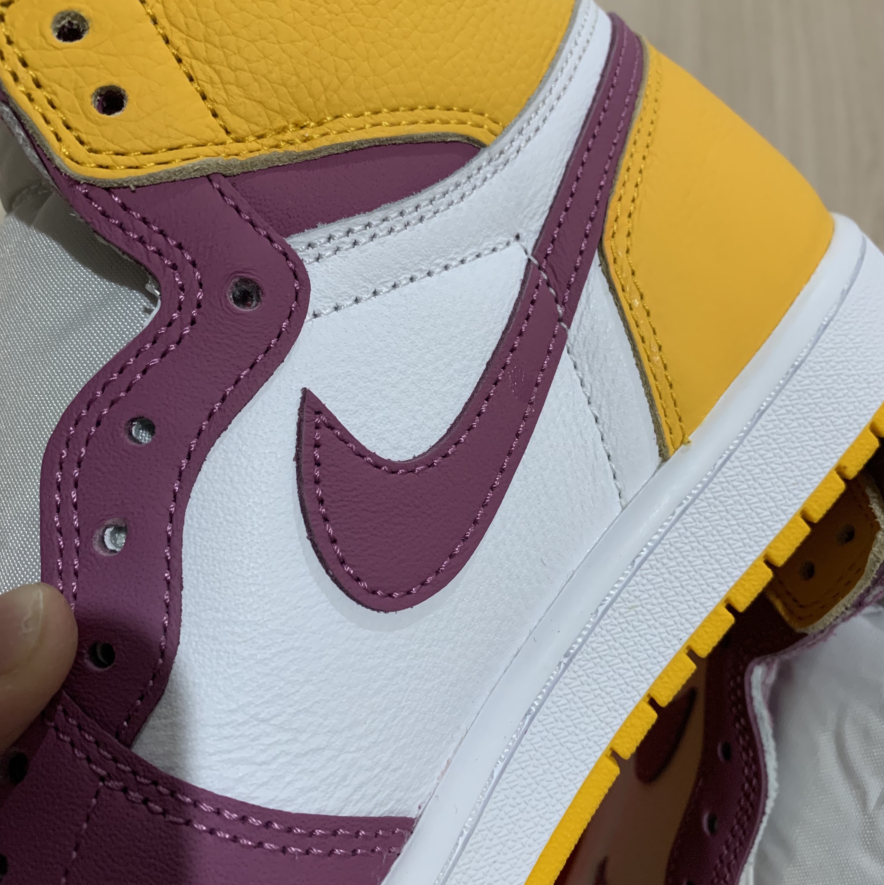 Jordan 1 Retro High OG University Gold Light Bordeaux 착용 스타일 - 2