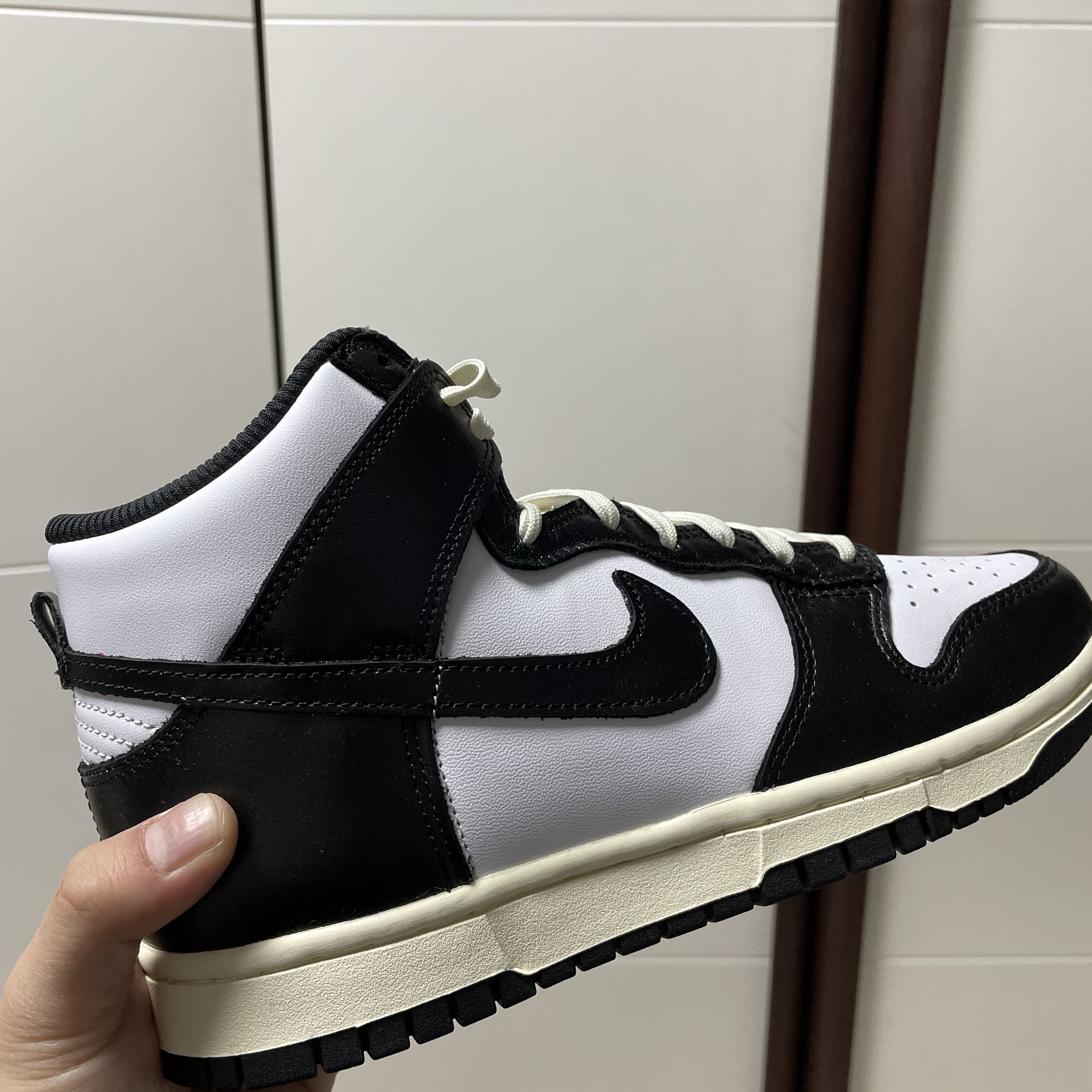 (W) Nike Dunk High Vintage Black 착용 스타일 - 5