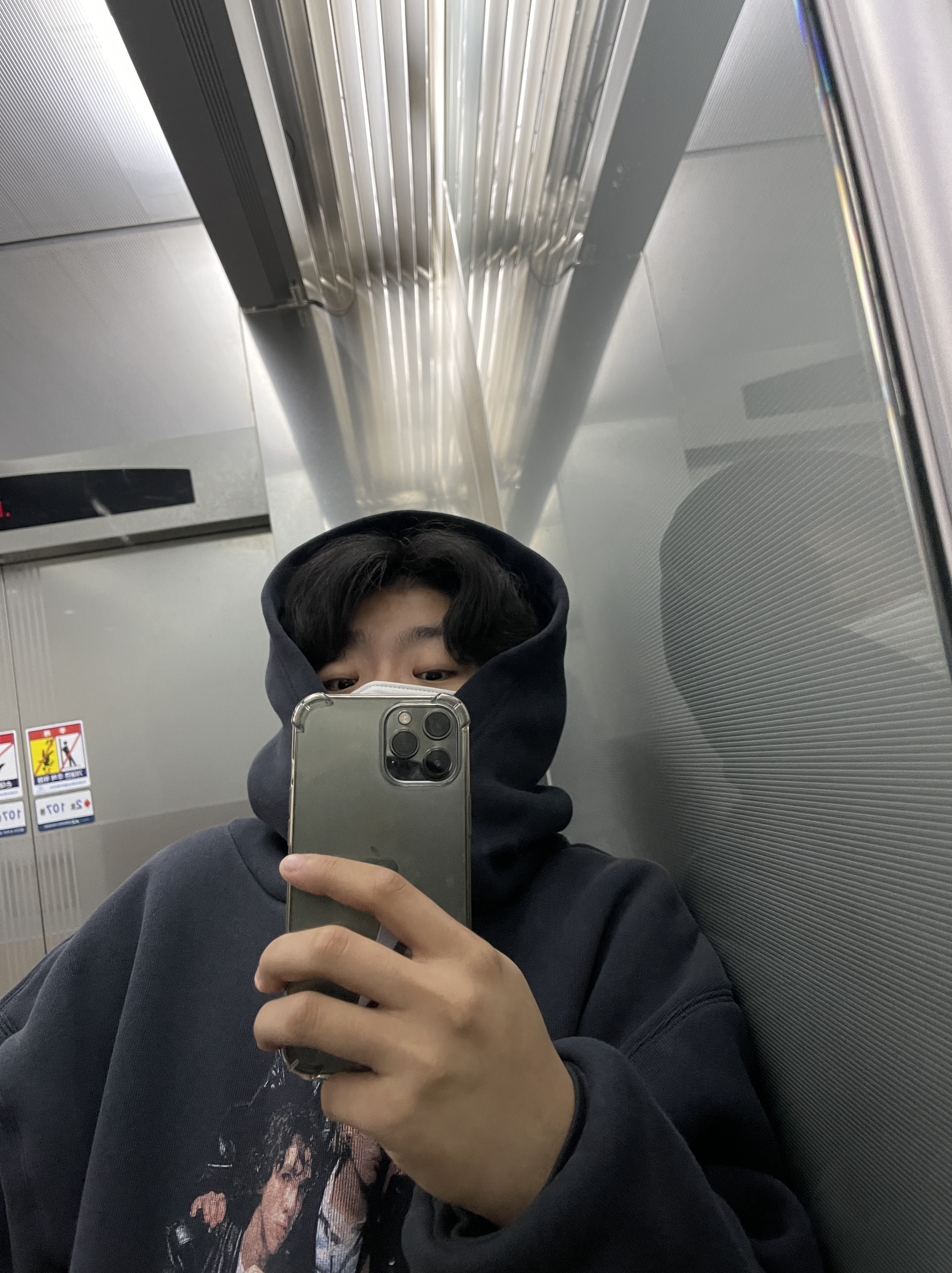 Balenciaga Year of the Tiger Medium Fit Hoodie Black 착용 스타일 - 2