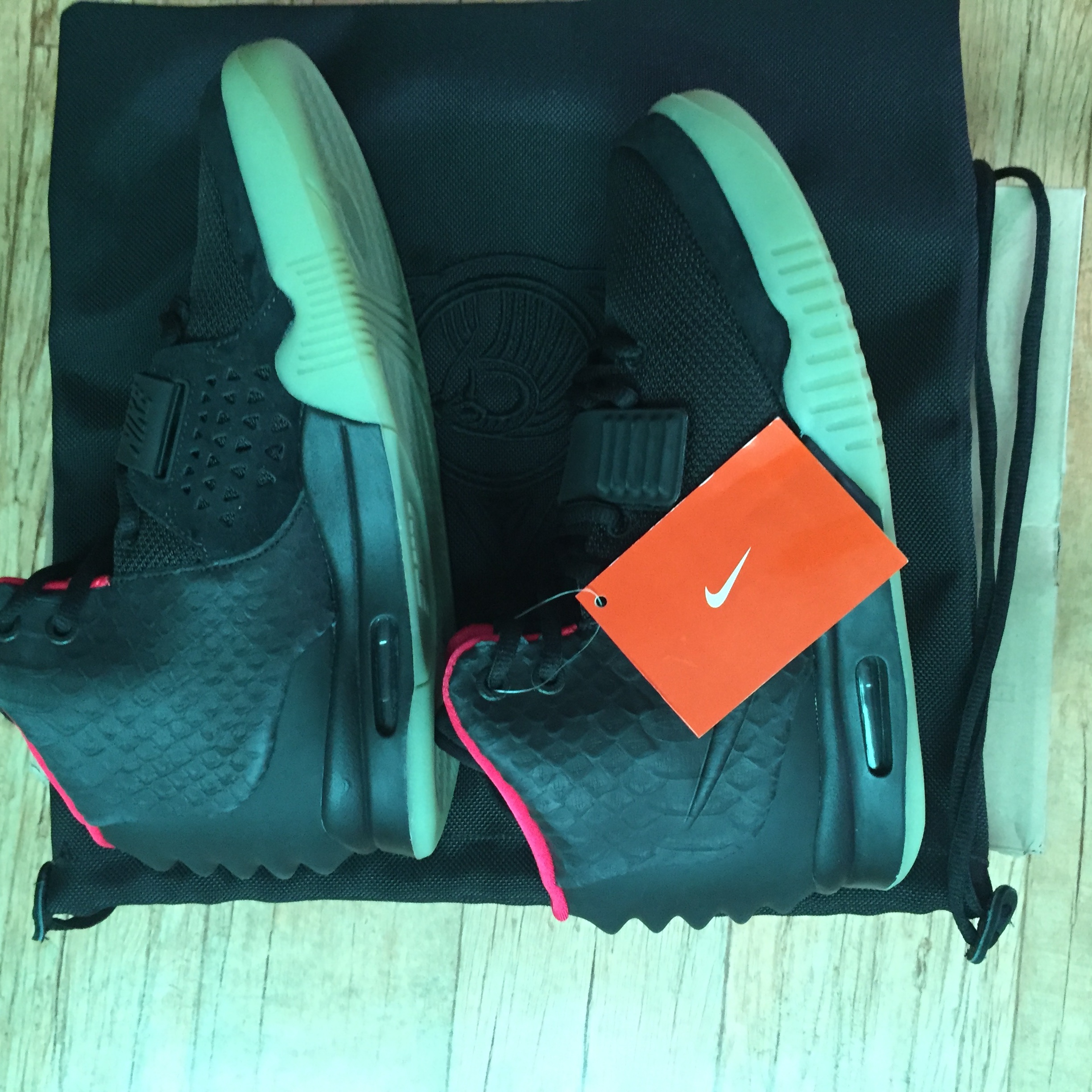 Nike Air Yeezy 2 Solar Red 착용 스타일 - 1