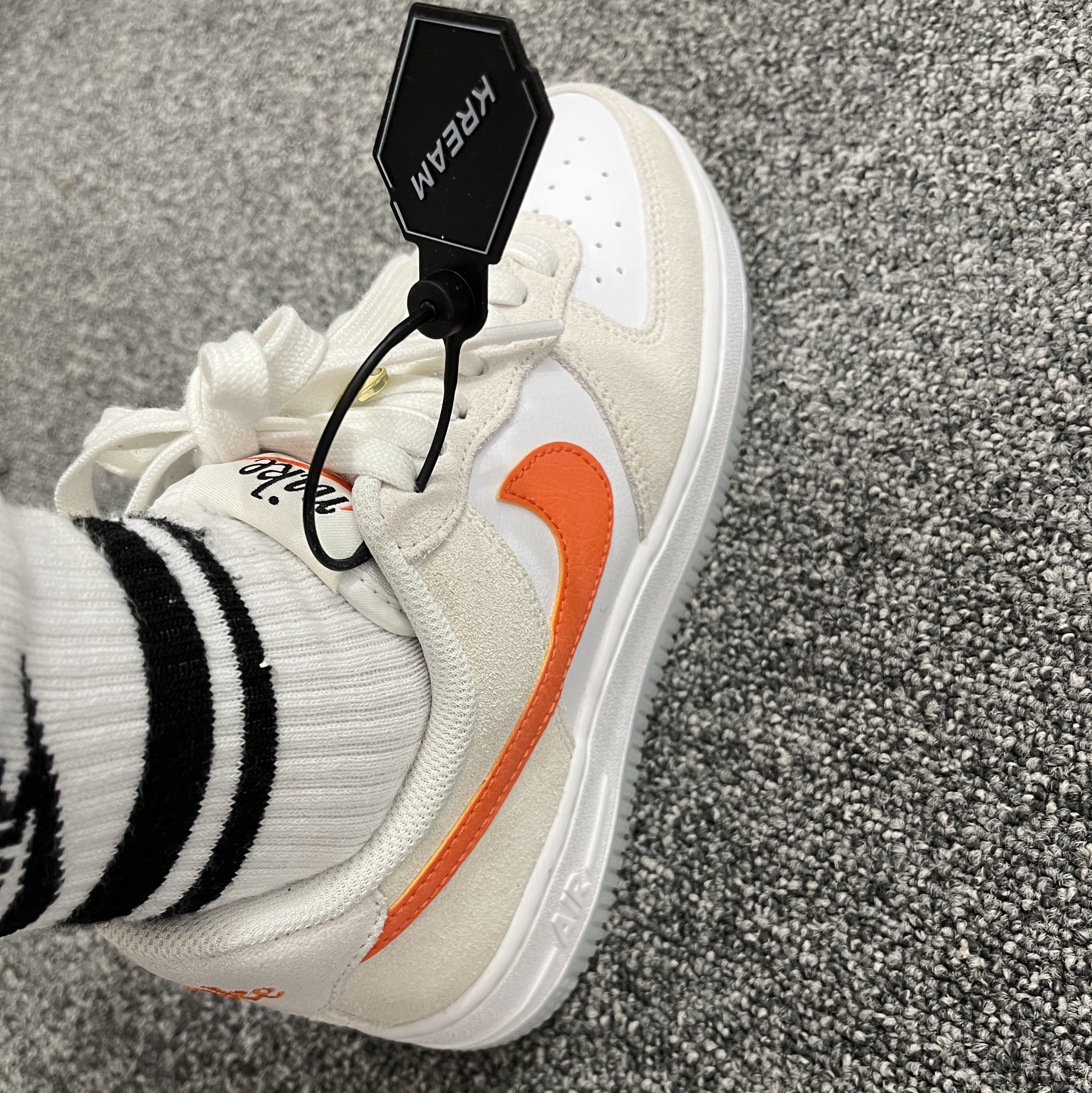 (W) Nike Air Force 1 '07 SE First Use Orange Sail 착용 스타일 - 1