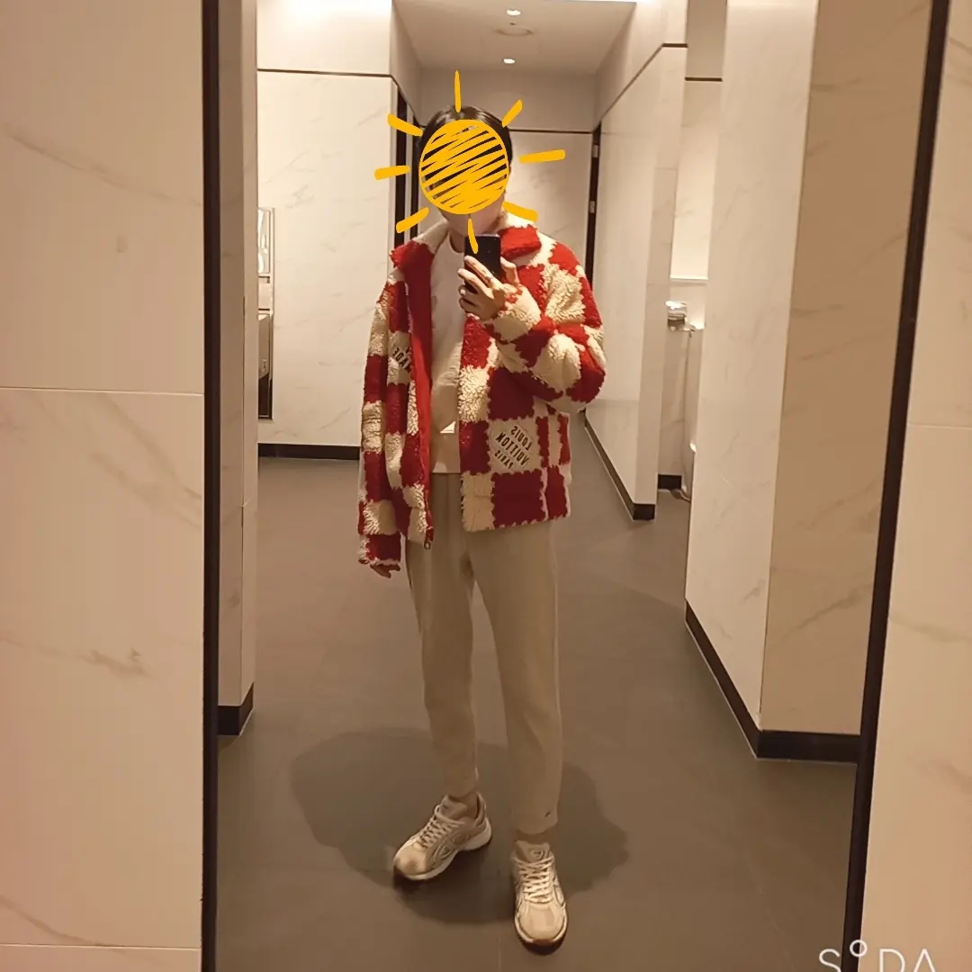 Louis Vuitton x Nigo Jacquard Damier Fleece Blouson Garnet Red 착용 스타일 - 2