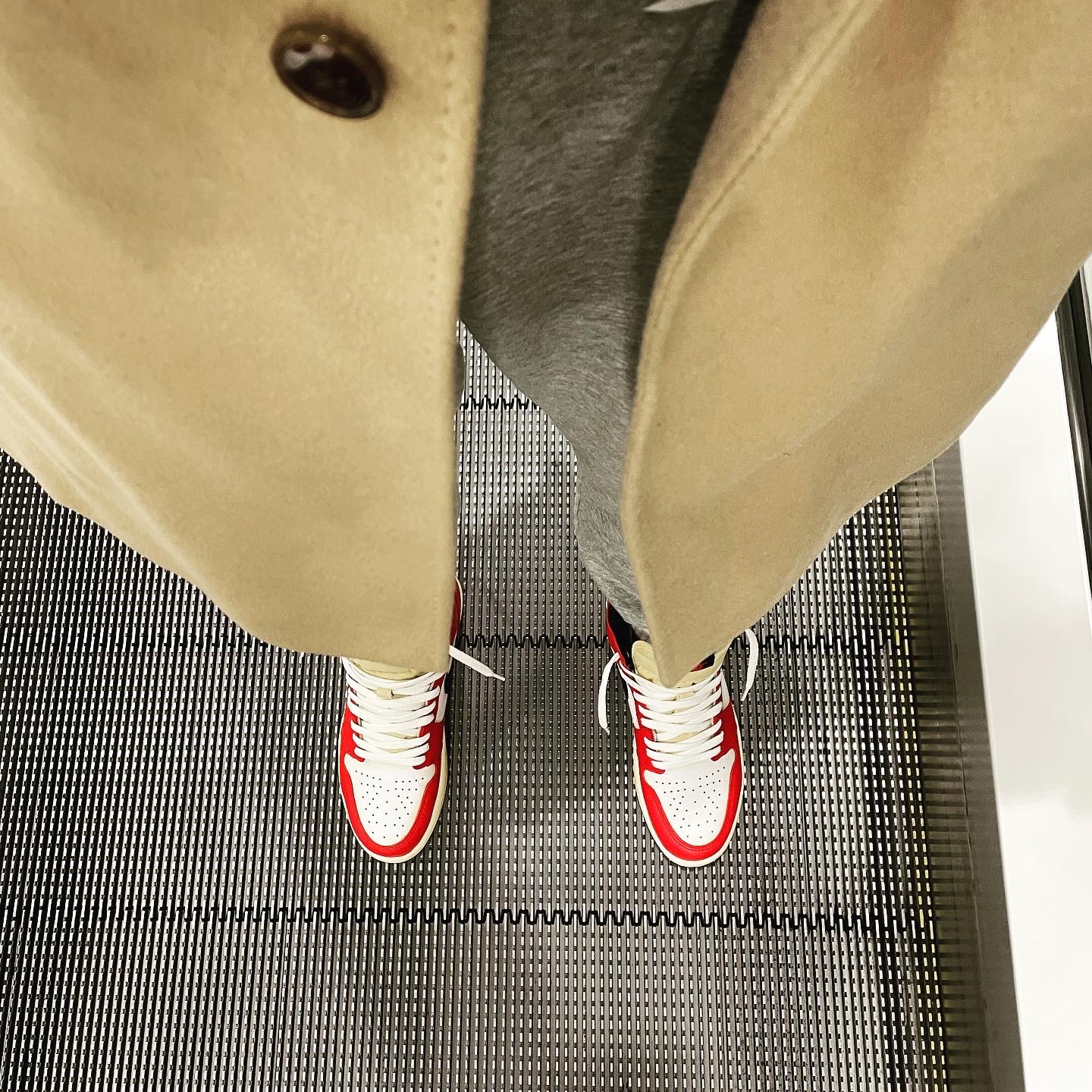 Jordan 1 Retro High OG Light Fusion Red 착용 스타일 - 3