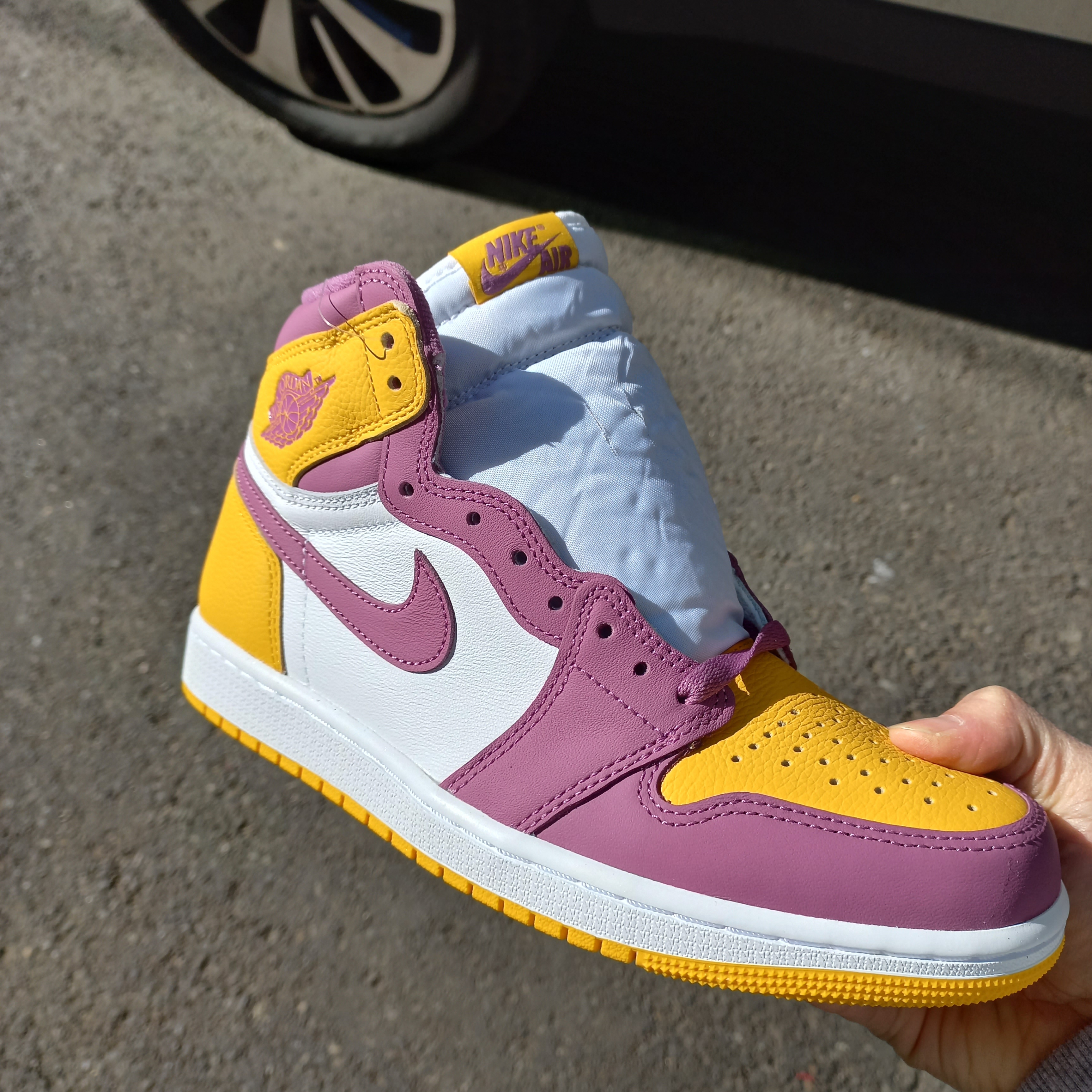 Jordan 1 Retro High OG University Gold Light Bordeaux 착용 스타일