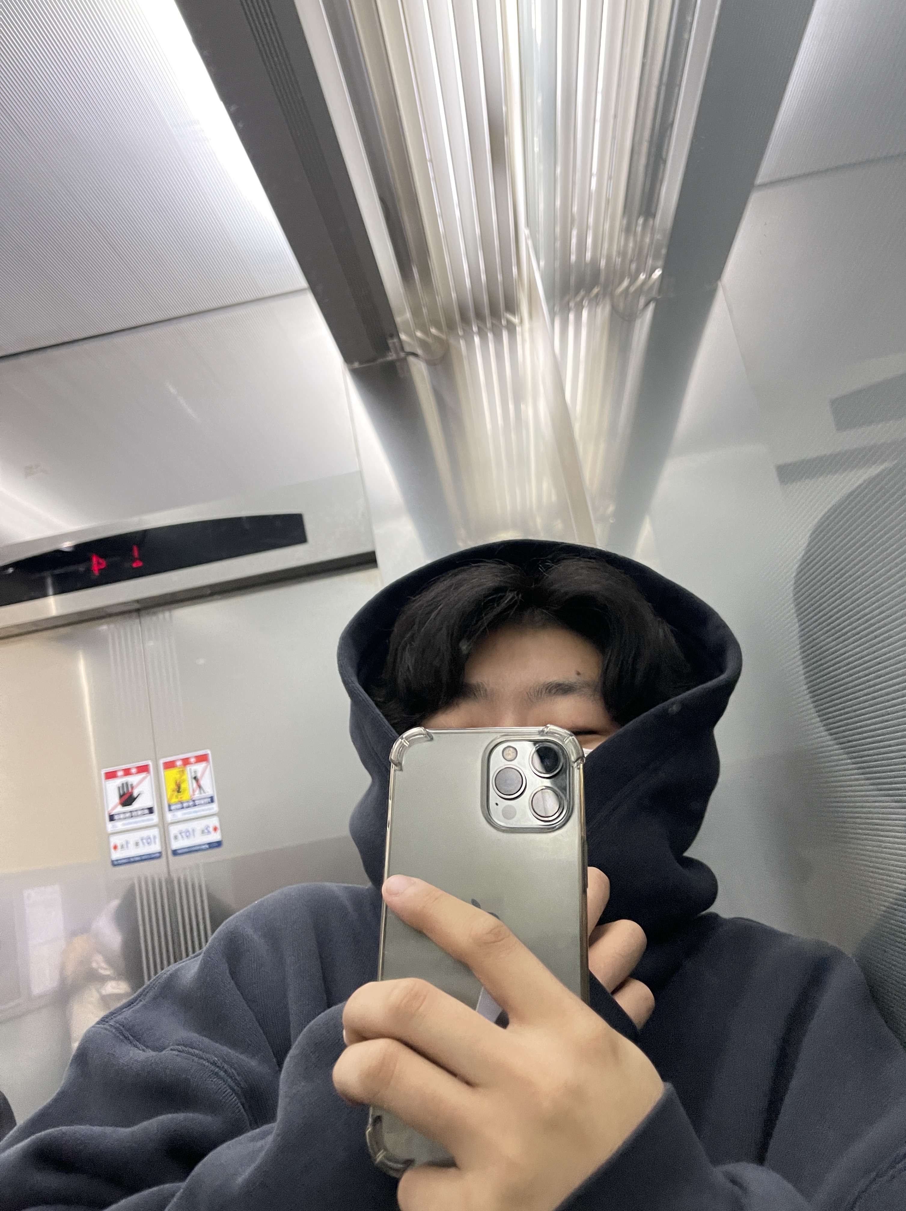 Balenciaga Year of the Tiger Medium Fit Hoodie Black 착용 스타일 - 1