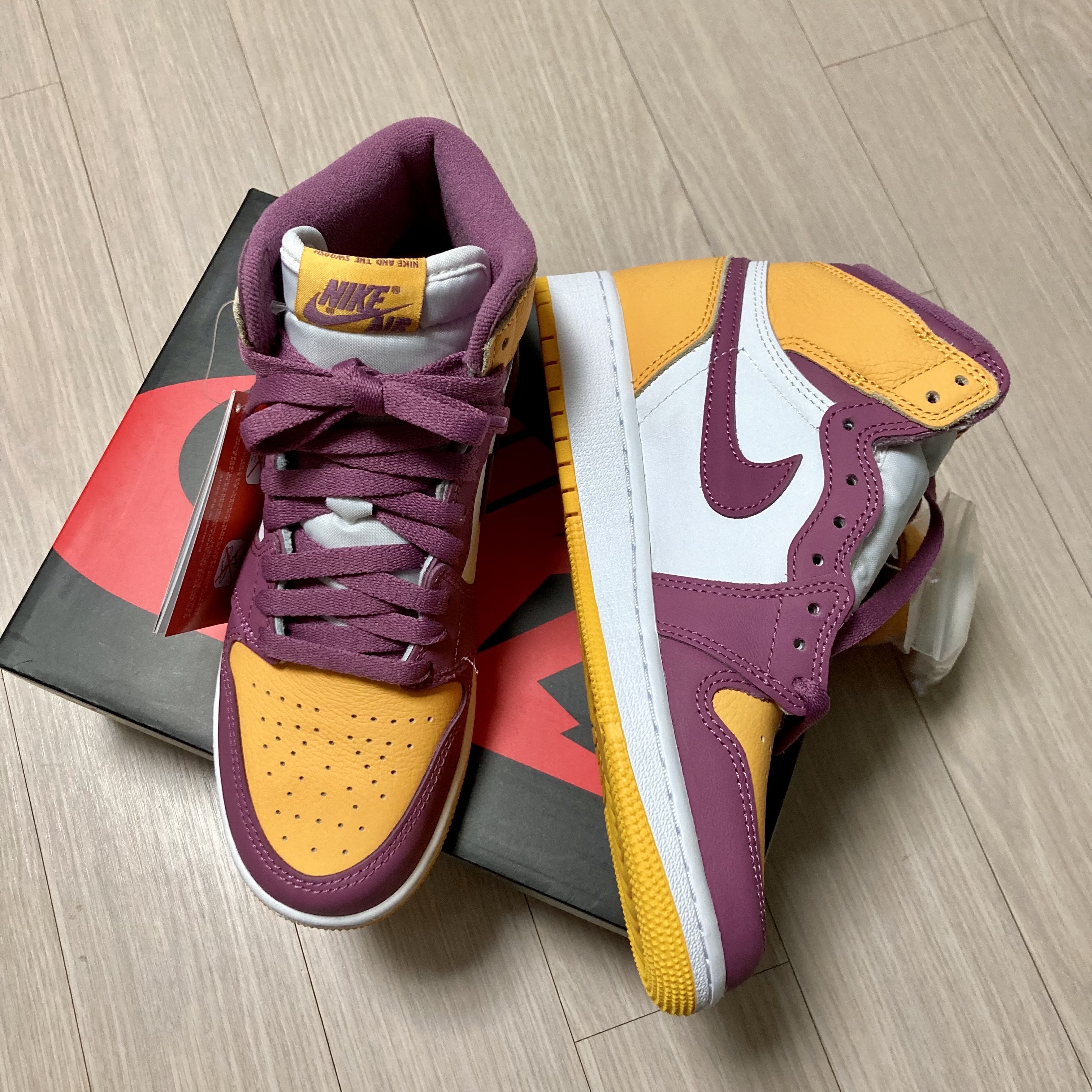 (GS) Jordan 1 Retro High OG University Gold Light Bordeaux 착용 스타일 - 2