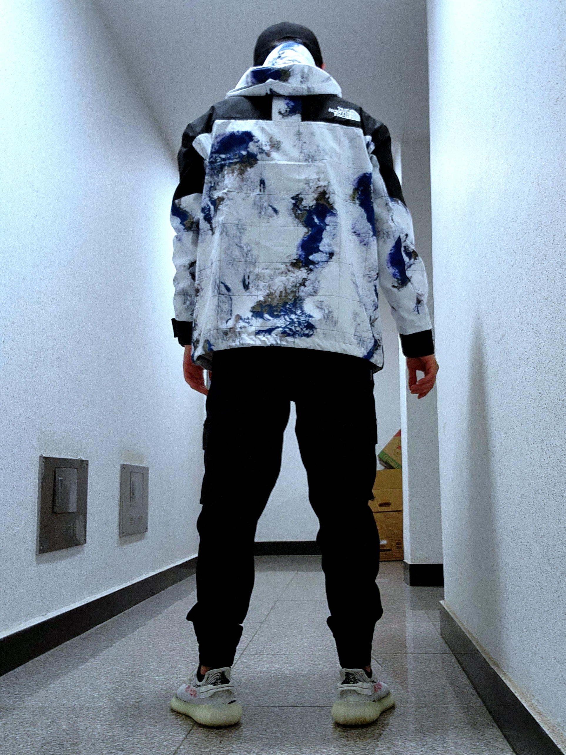 The North Face Novelty Vaiden Jacket White Sand, Adidas Yeezy Boost 350 V2 Zebra 2017/2019/2020 착용 스타일 - 2