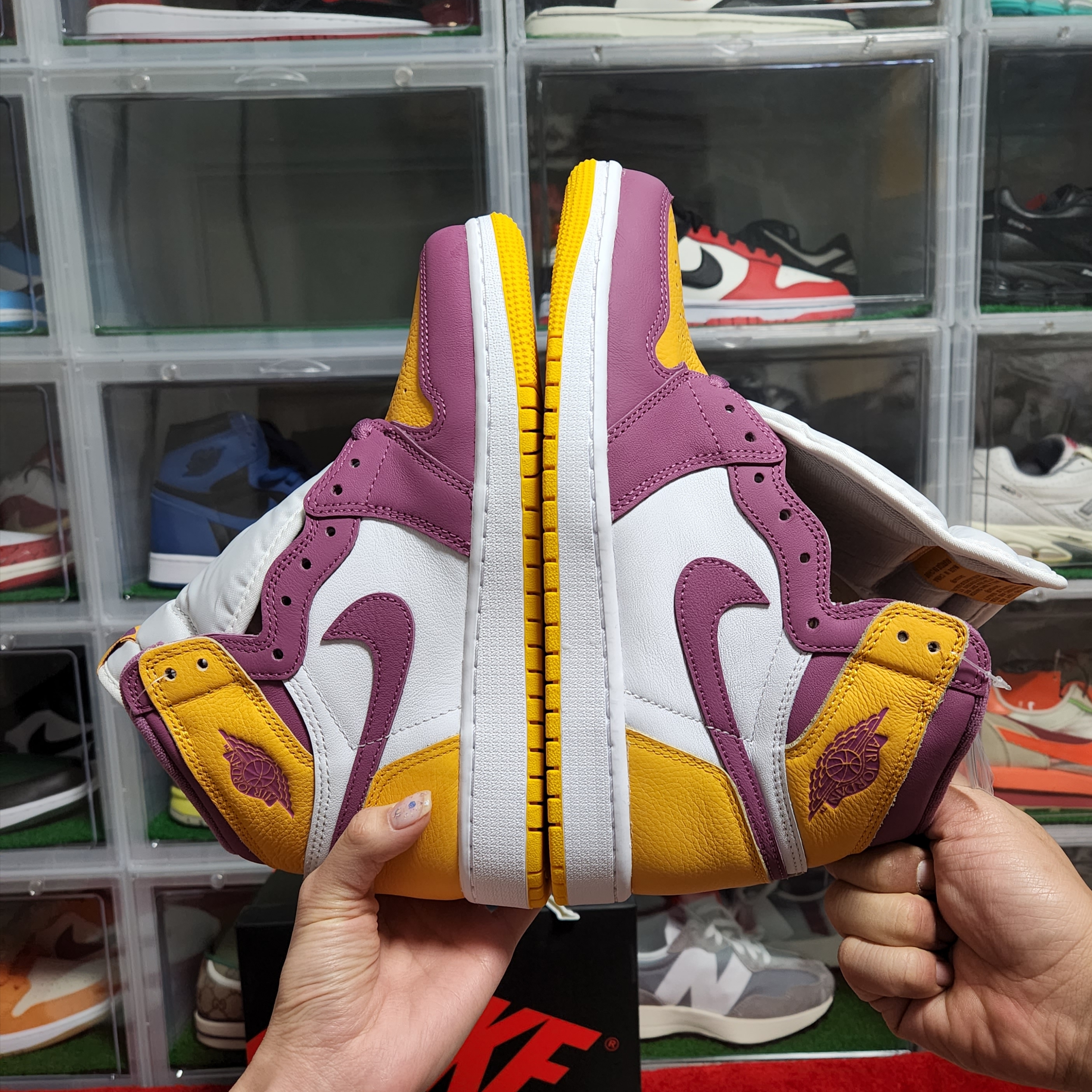 Jordan 1 Retro High OG University Gold Light Bordeaux, (GS) Jordan 1 Retro High OG University Gold Light Bordeaux 착용 스타일 - 1