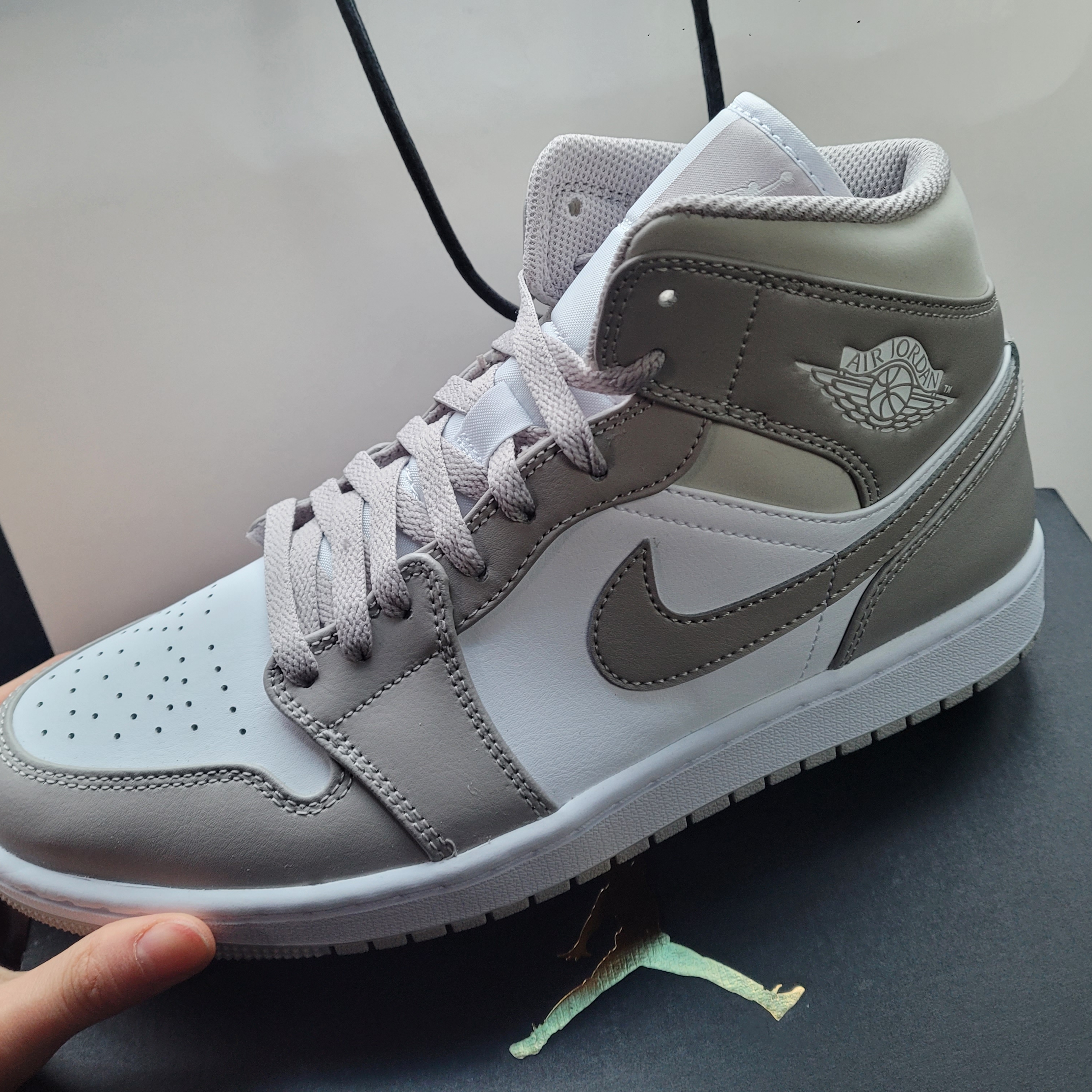 Jordan 1 Mid College Grey 착용 스타일 - 1