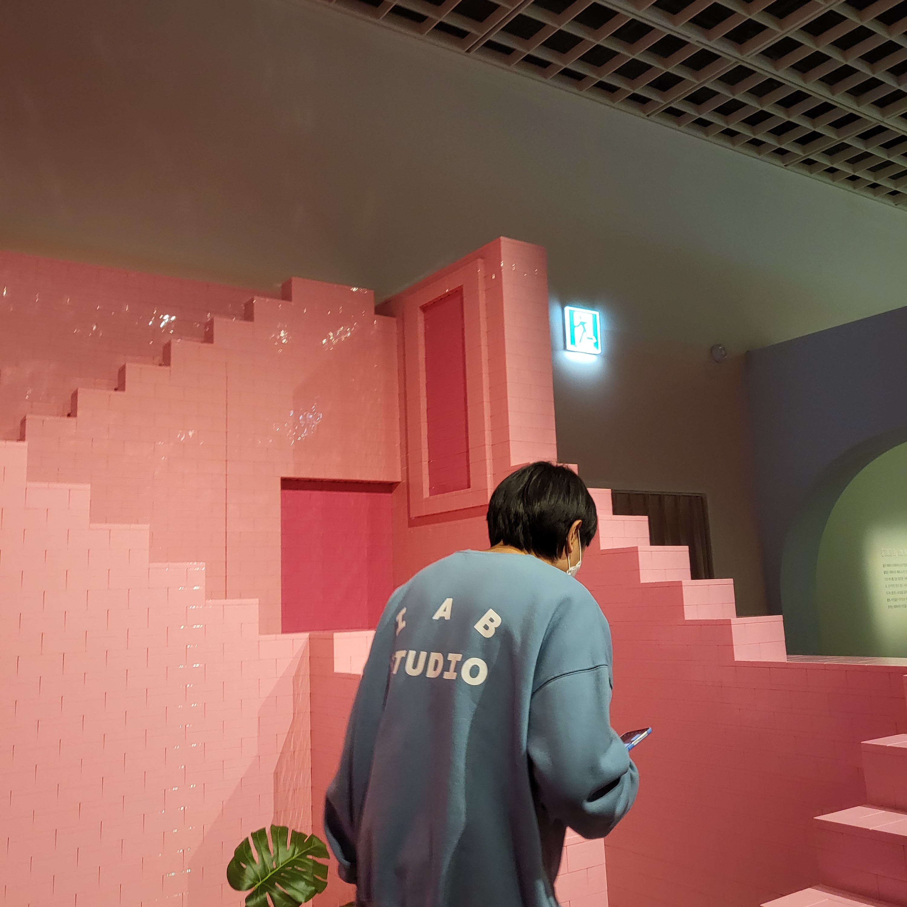 IAB Studio Crewneck Sky Blue 착용 스타일 - 3