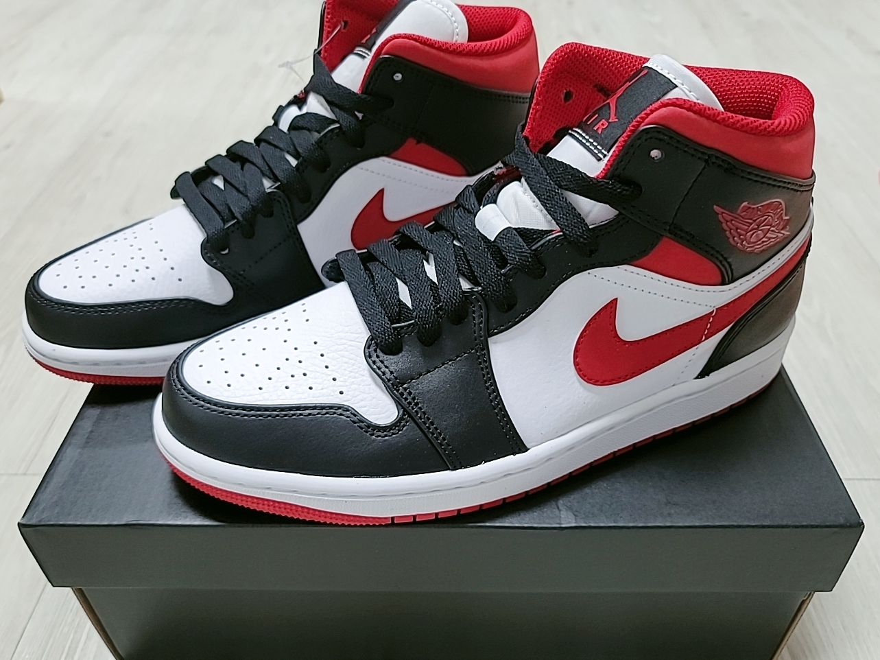 Jordan 1 Low Black Particle Grey, Jordan 1 Mid Gym Red Black White 착용 스타일 - 2