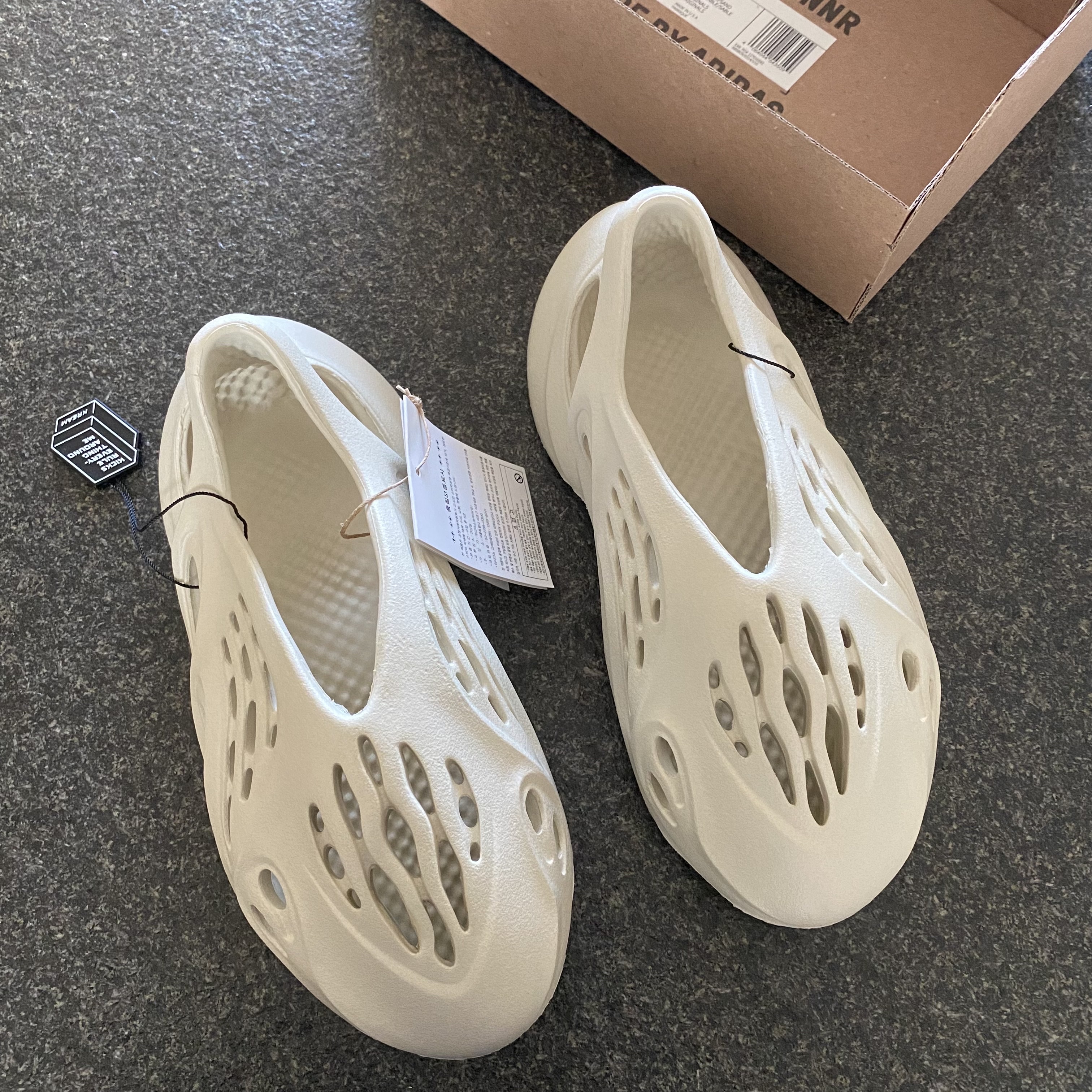 Adidas Yeezy Foam RNNR Sand 착용 스타일 - 2