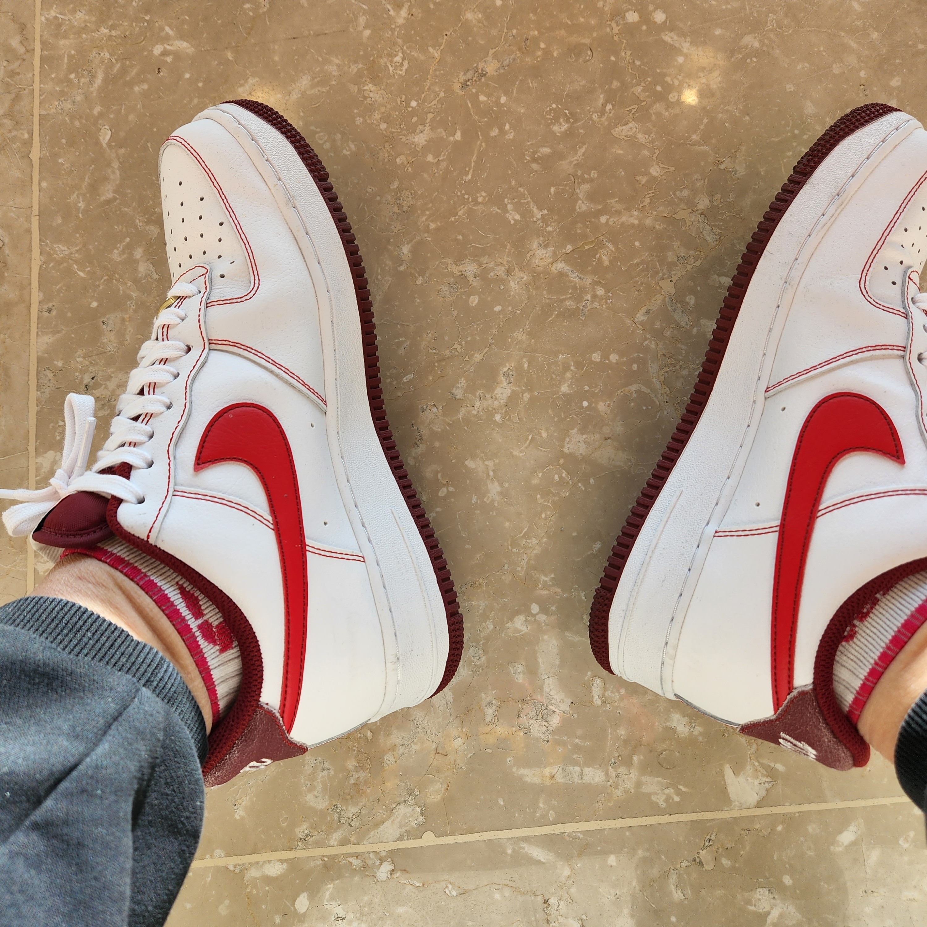Nike Air Force 1 '07 First Use White Team Red 착용 스타일 - 3