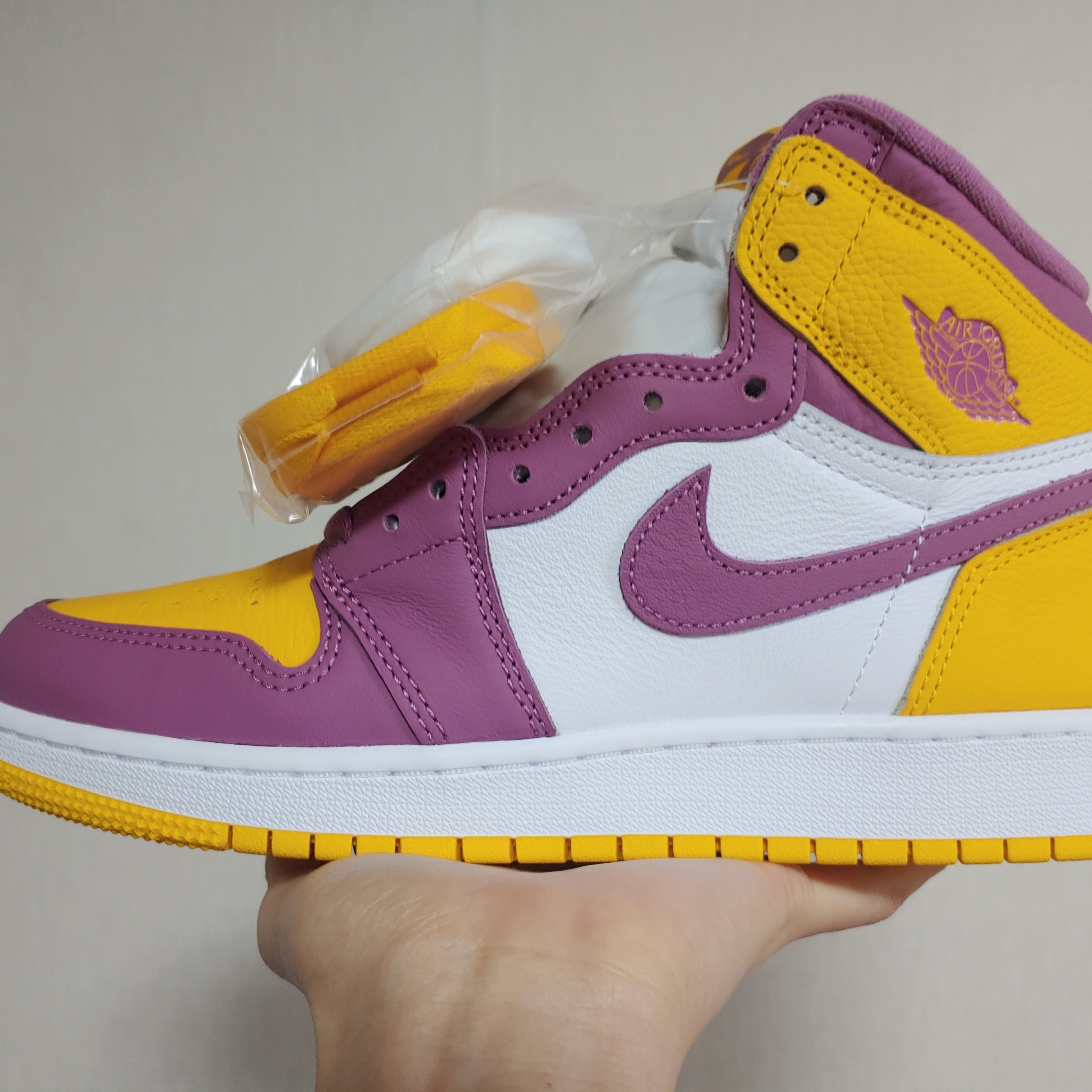 (GS) Jordan 1 Retro High OG University Gold Light Bordeaux 착용 스타일