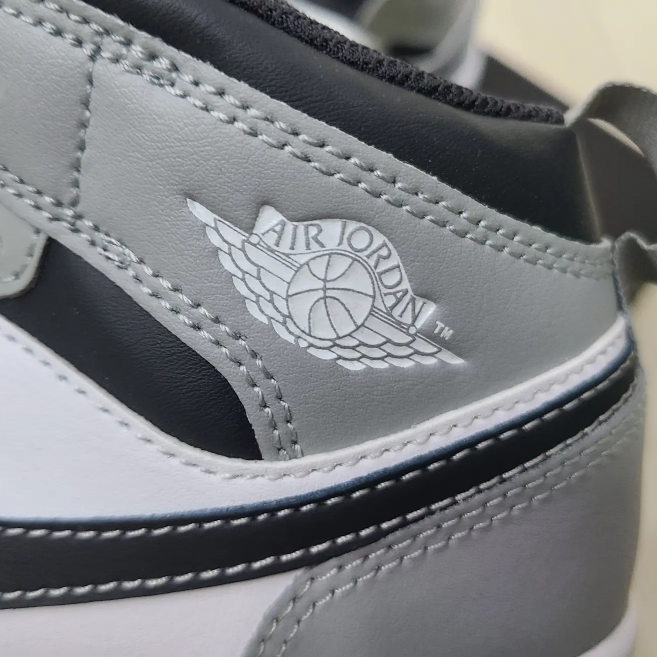 (PS) Jordan 1 Mid Light Smoke Grey Anthracite 착용 스타일 - 3
