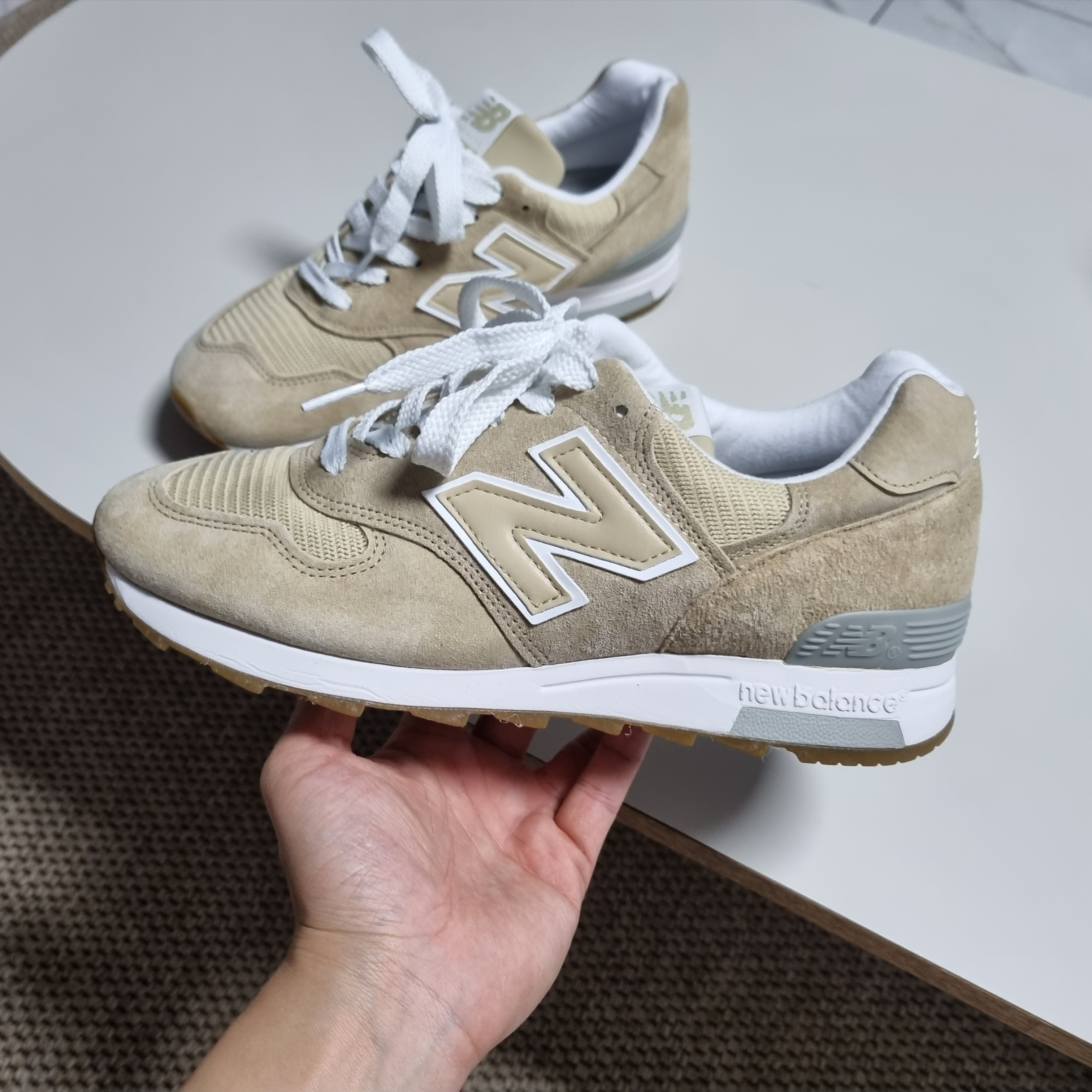 New Balance 1400 Made in USA Tan 착용 스타일 - 3