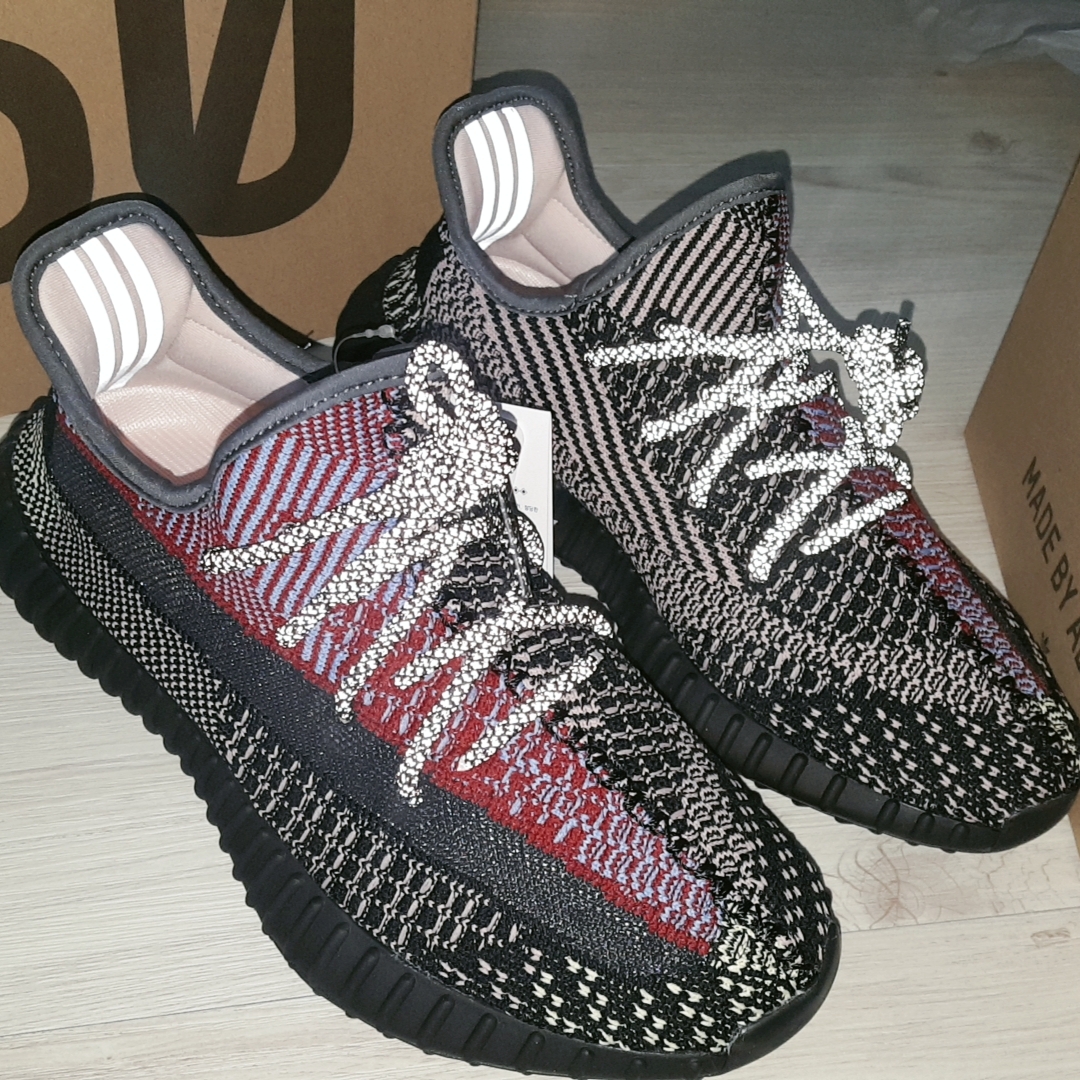 Adidas Yeezy Boost 350 V2 Yecheil - Non-Reflective 착용 스타일
