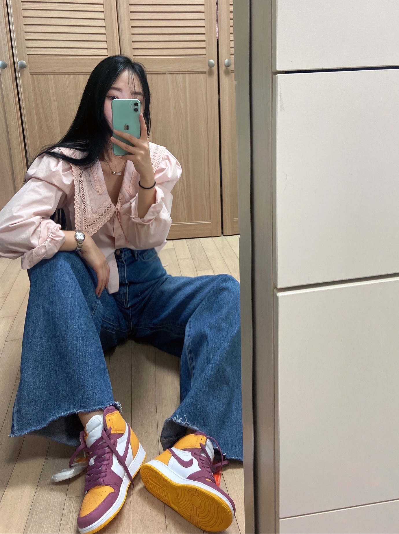 (GS) Jordan 1 Retro High OG University Gold Light Bordeaux, Jordan 1 Retro High OG University Gold Light Bordeaux 착용 스타일