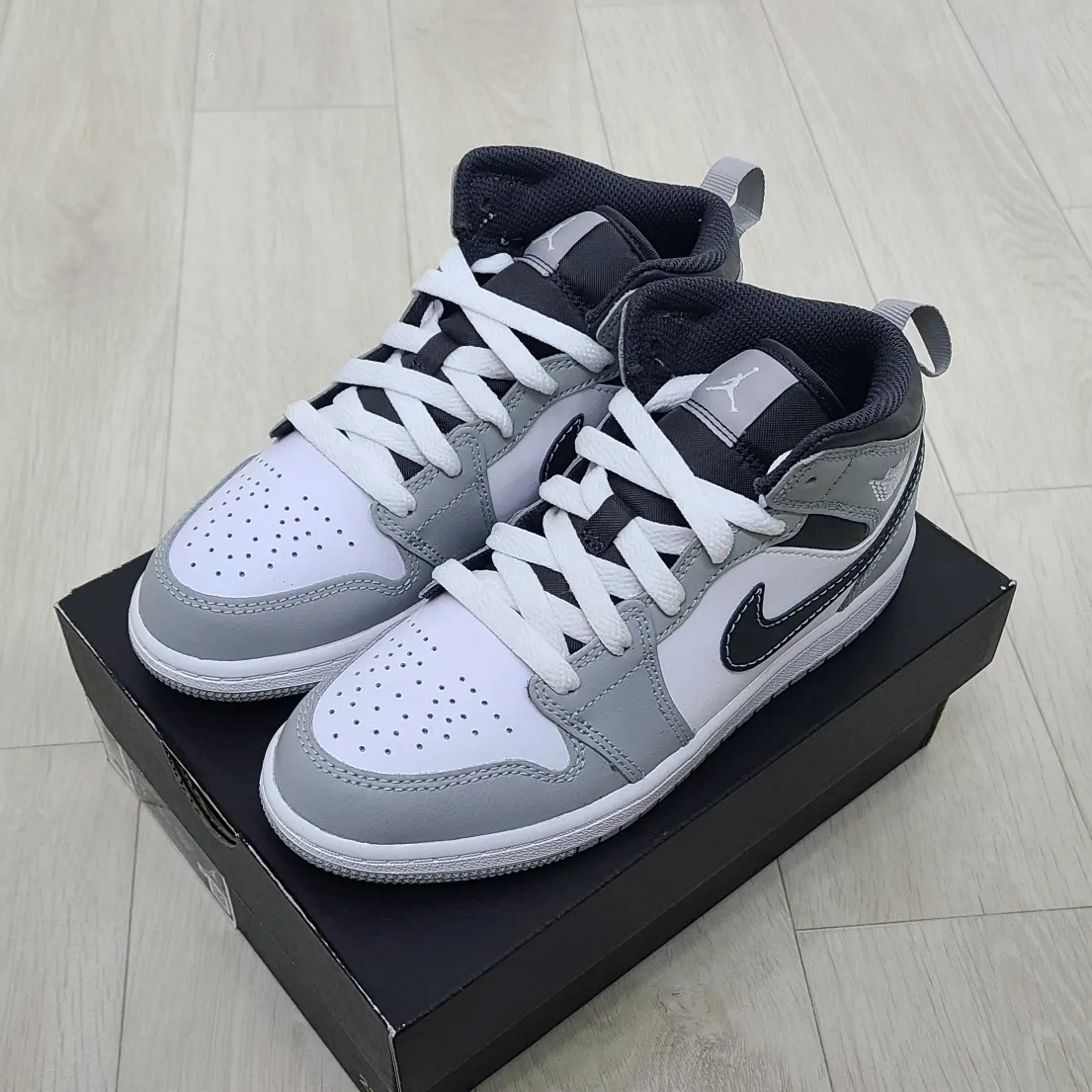 (PS) Jordan 1 Mid Light Smoke Grey Anthracite 착용 스타일 - 2