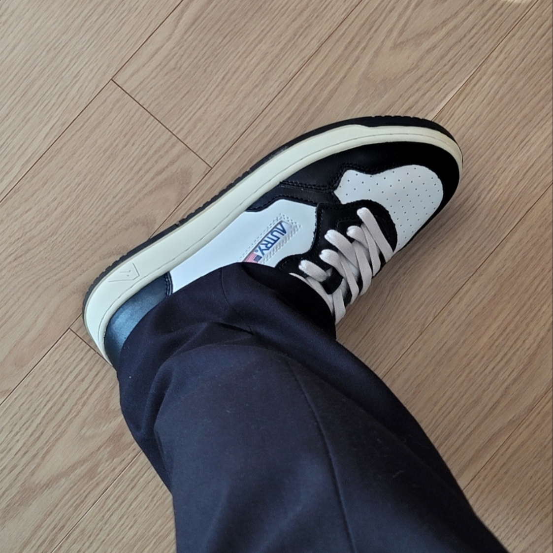 Autry Medalist Low Leather Sneakers Black White 착용 스타일