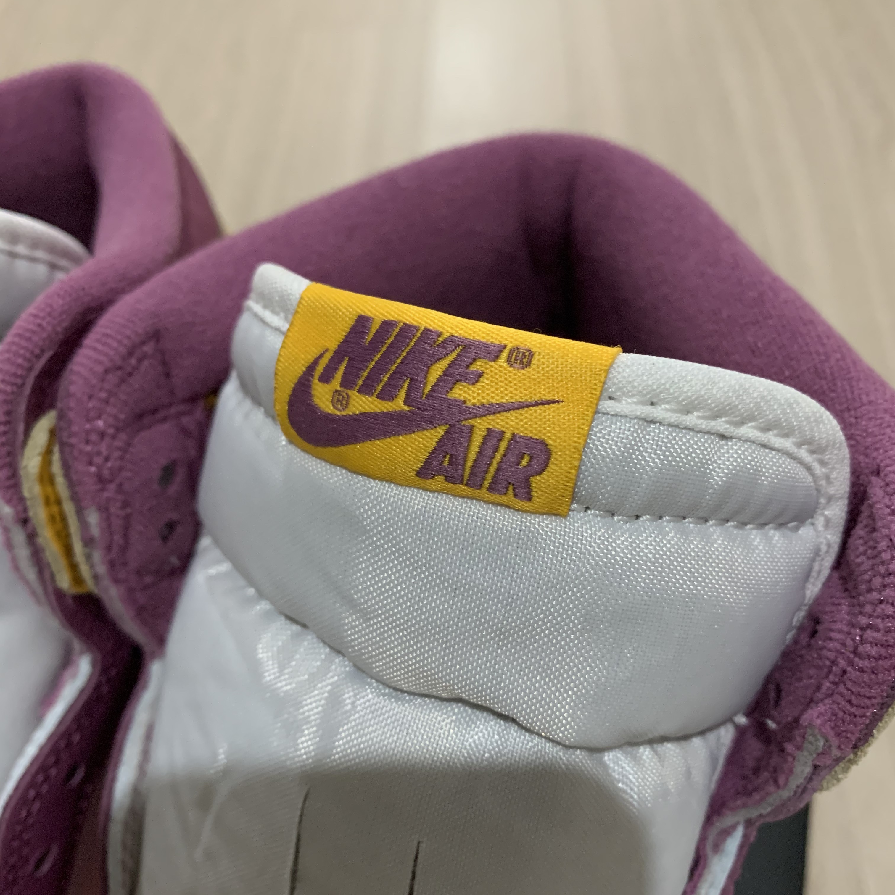 Jordan 1 Retro High OG University Gold Light Bordeaux 착용 스타일 - 3