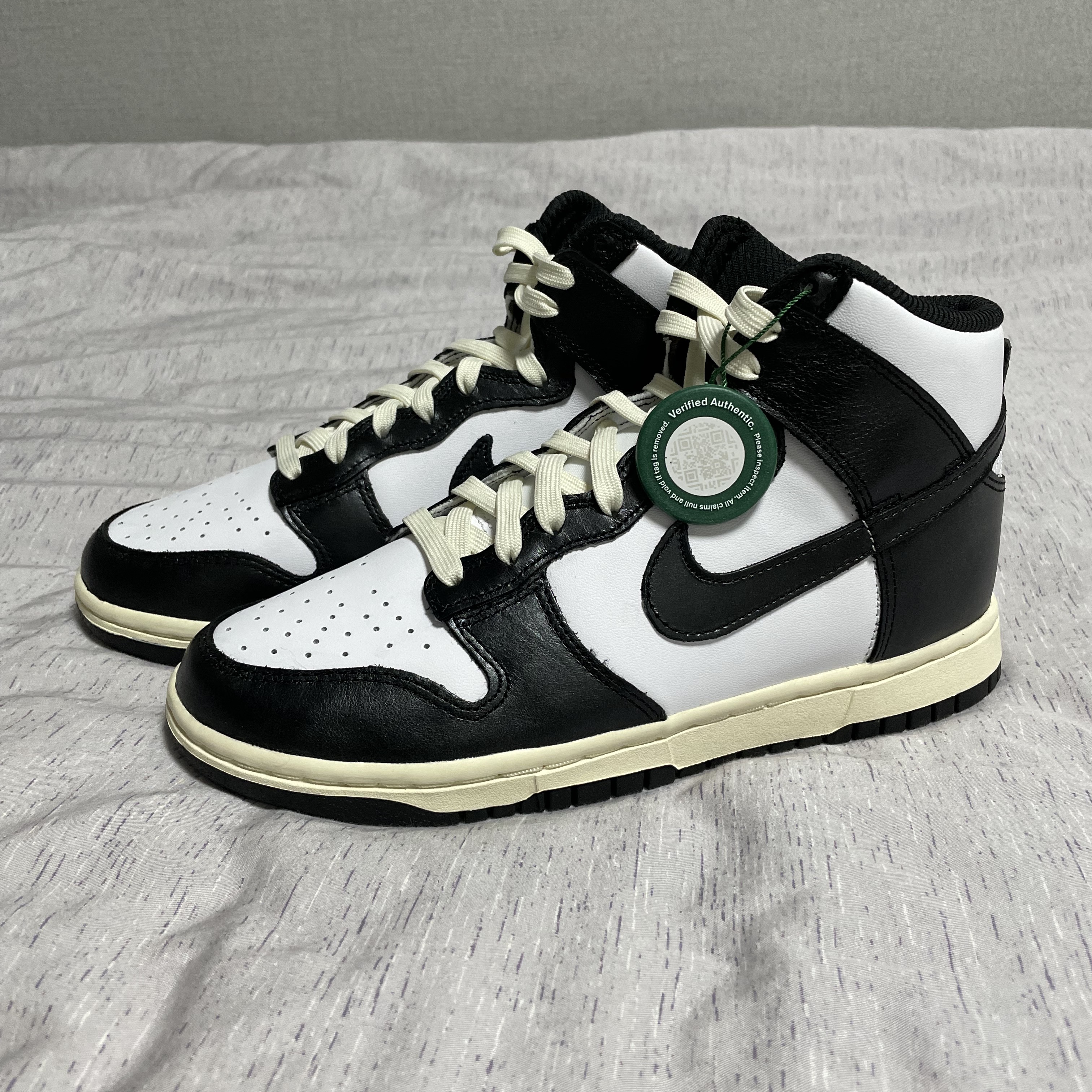(W) Nike Dunk High Vintage Black 착용 스타일 - 1