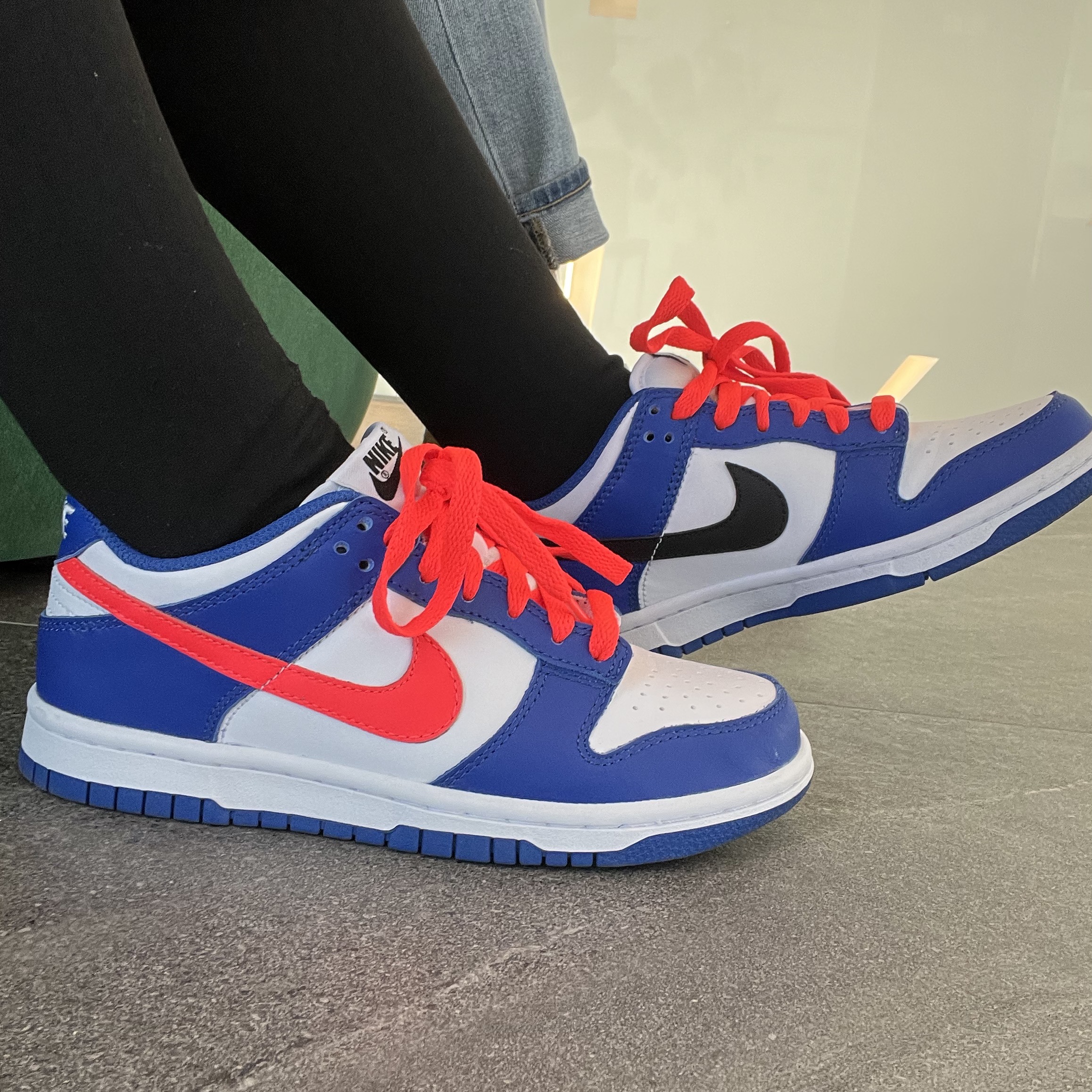 (GS) Nike Dunk Low Bright Crimson Game Royal 착용 스타일 - 2
