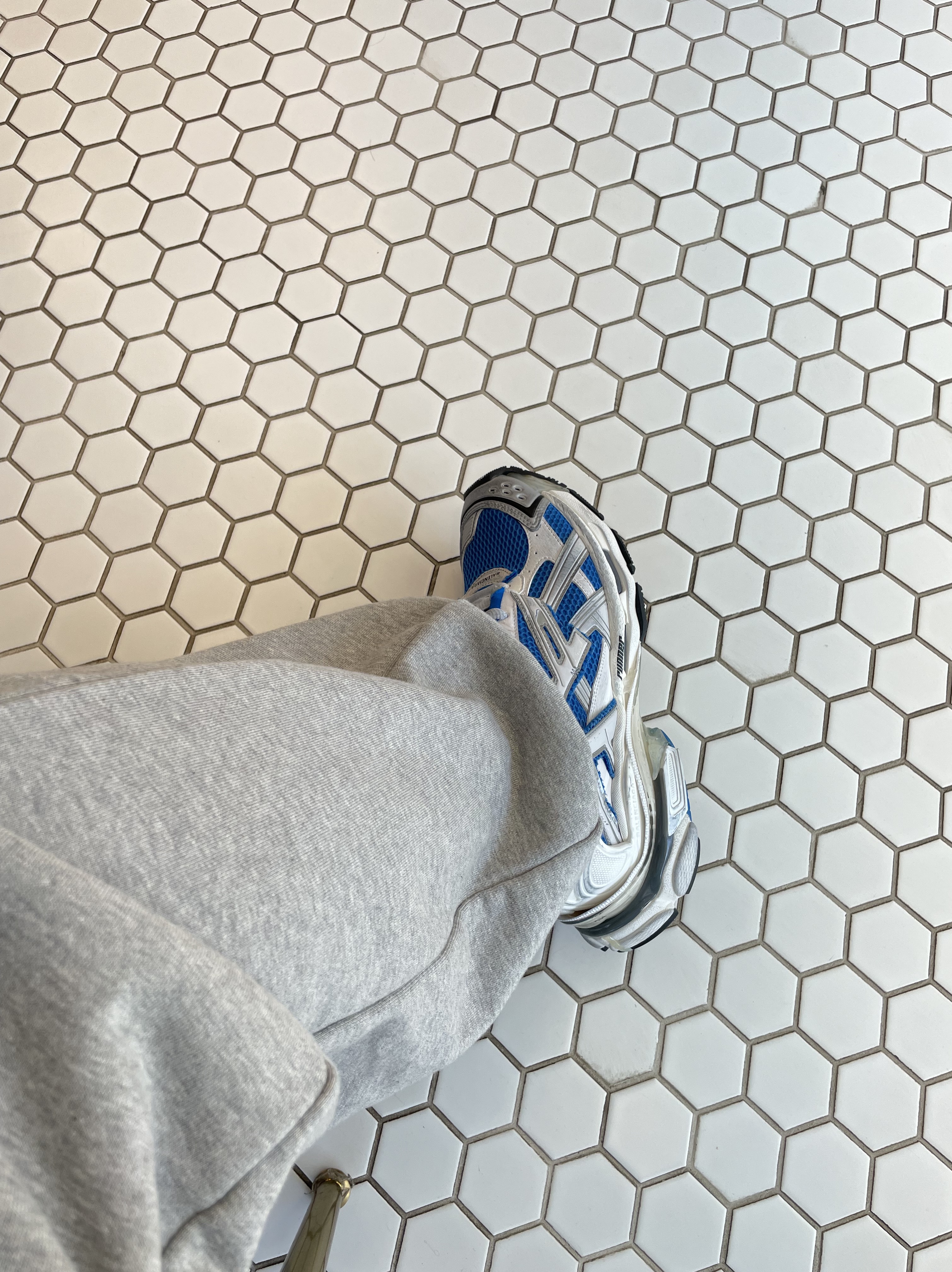 Balenciaga Runner Sneakers Blue White 착용 스타일 - 2