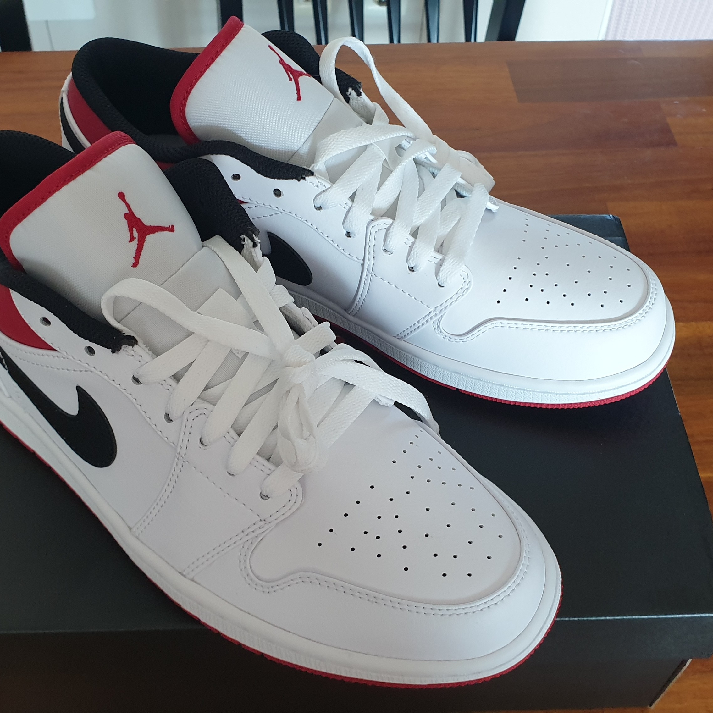 Jordan 1 Low White Red Black 착용 스타일