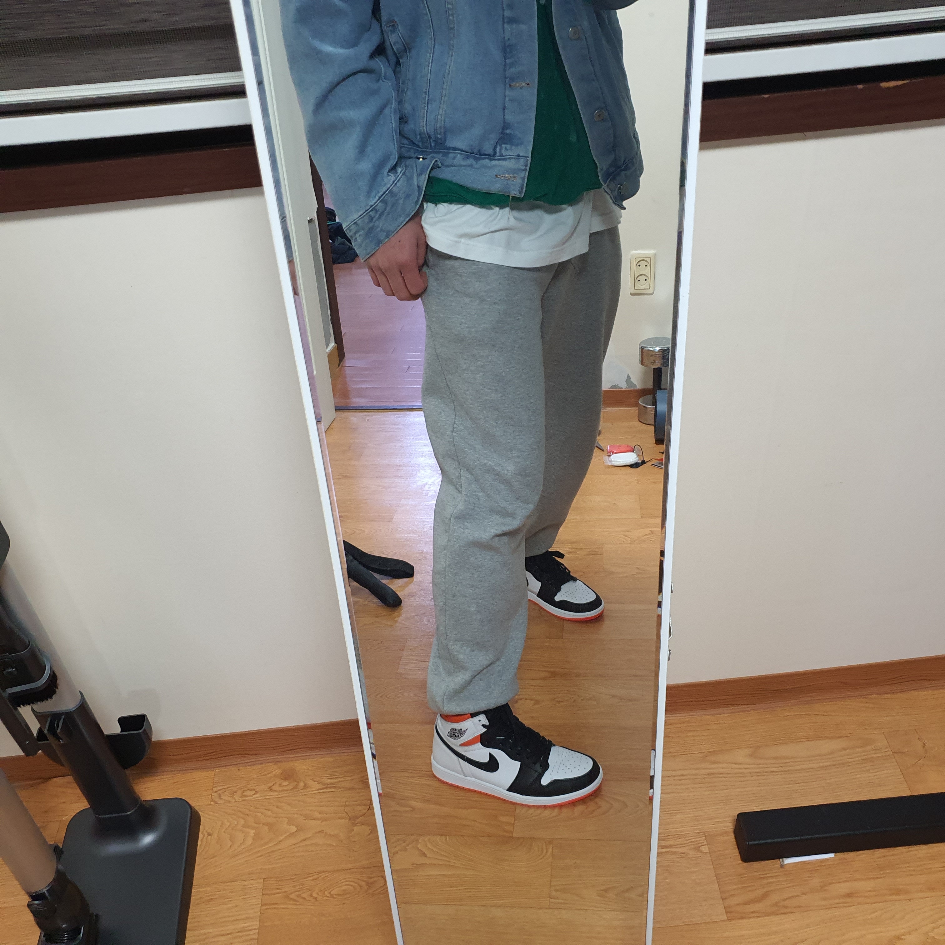 Jordan 1 Retro High OG Electro Orange 착용 스타일