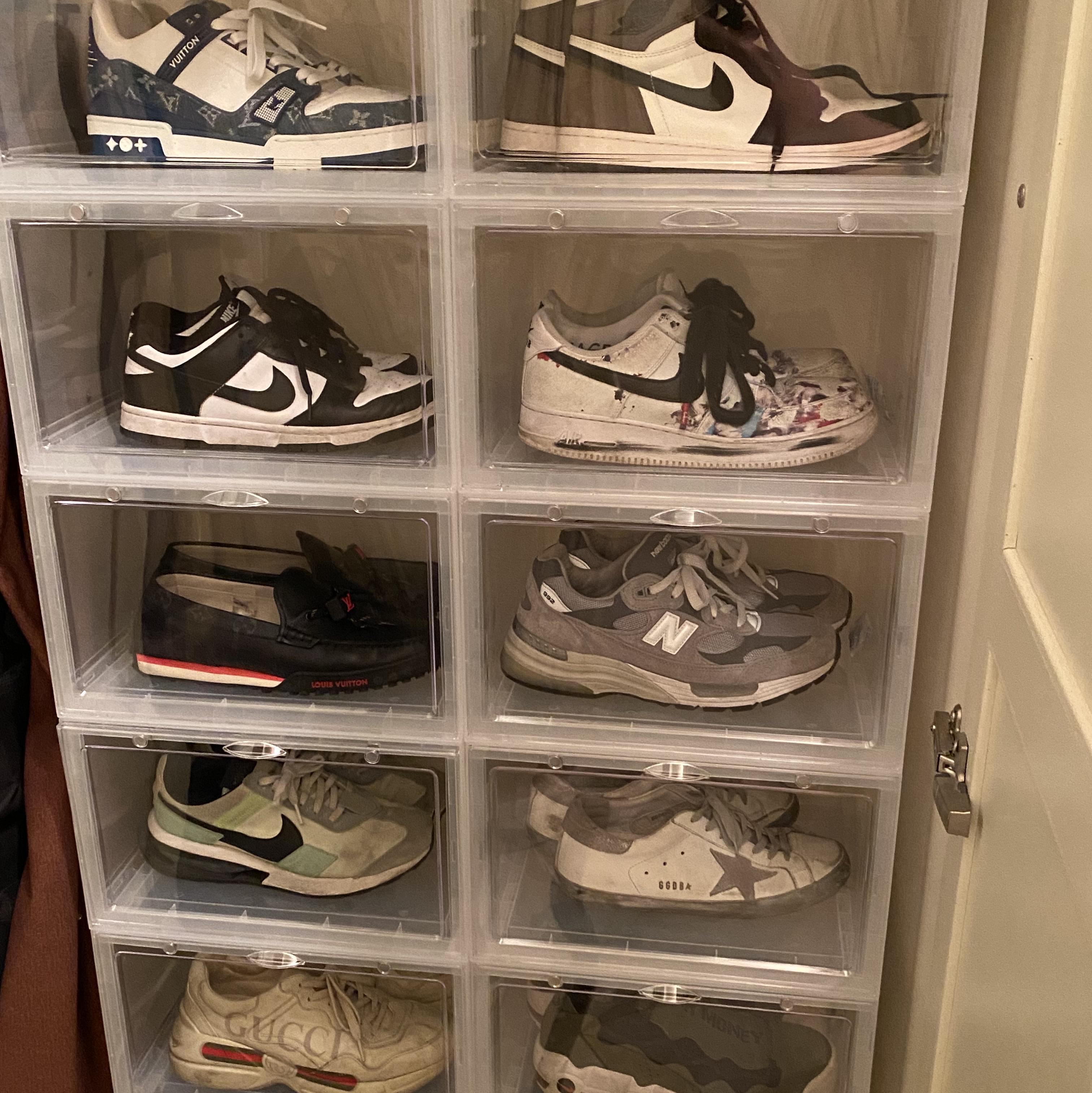 Louis Vuitton LV Trainer Sneakers Monogram Denim Blue, Jordan 1 Retro High OG Black Mocha 착용 스타일