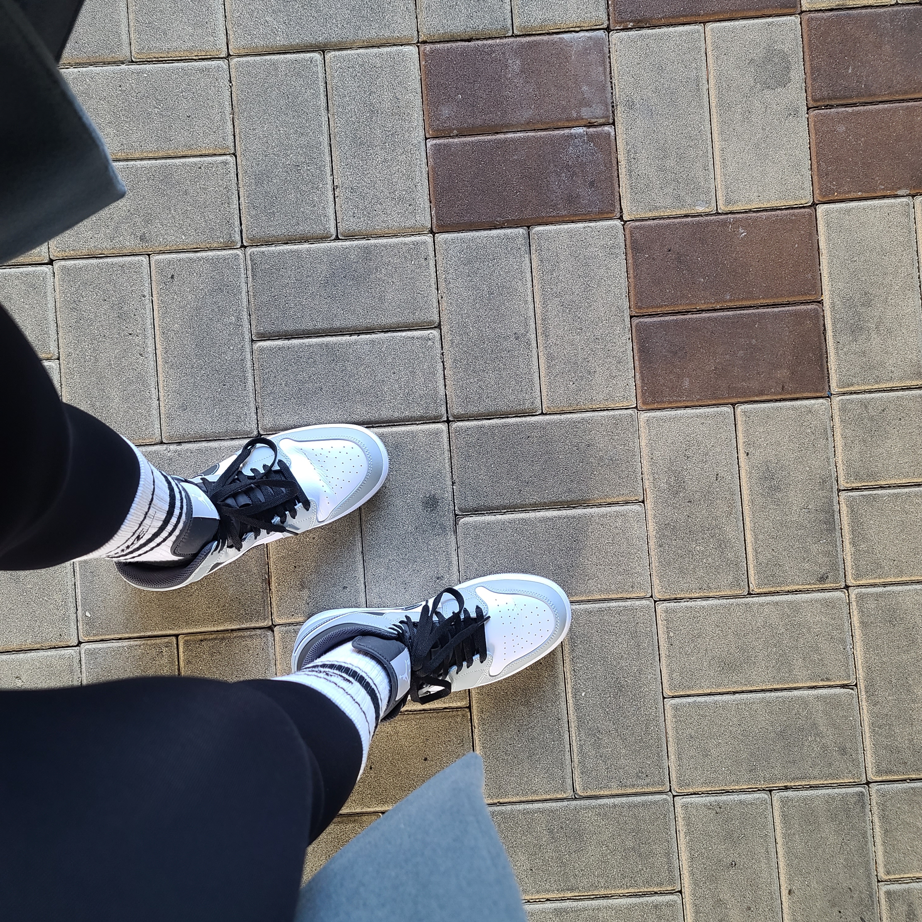 Jordan 1 Mid Light Smoke Grey Anthracite 착용 스타일 - 2
