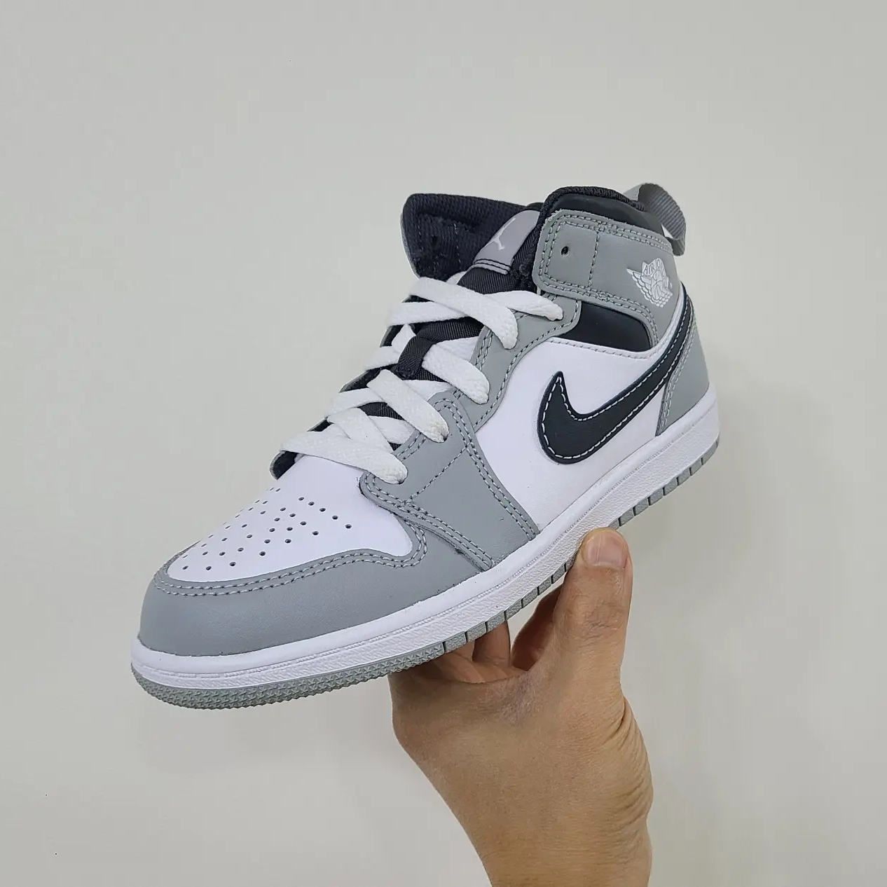 (PS) Jordan 1 Mid Light Smoke Grey Anthracite 착용 스타일 - 1
