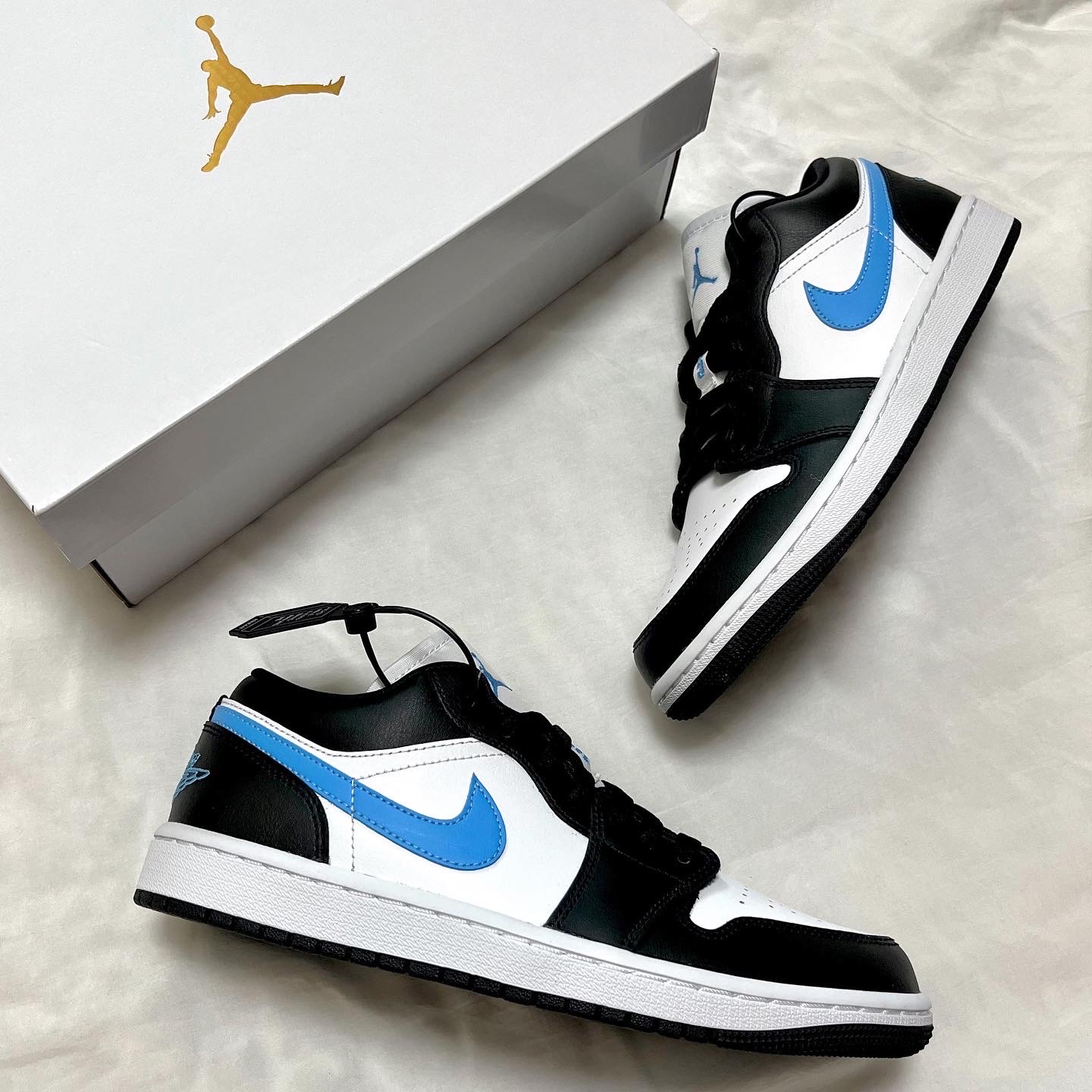 (W) Jordan 1 Low Black University Blue 착용 스타일 - 2