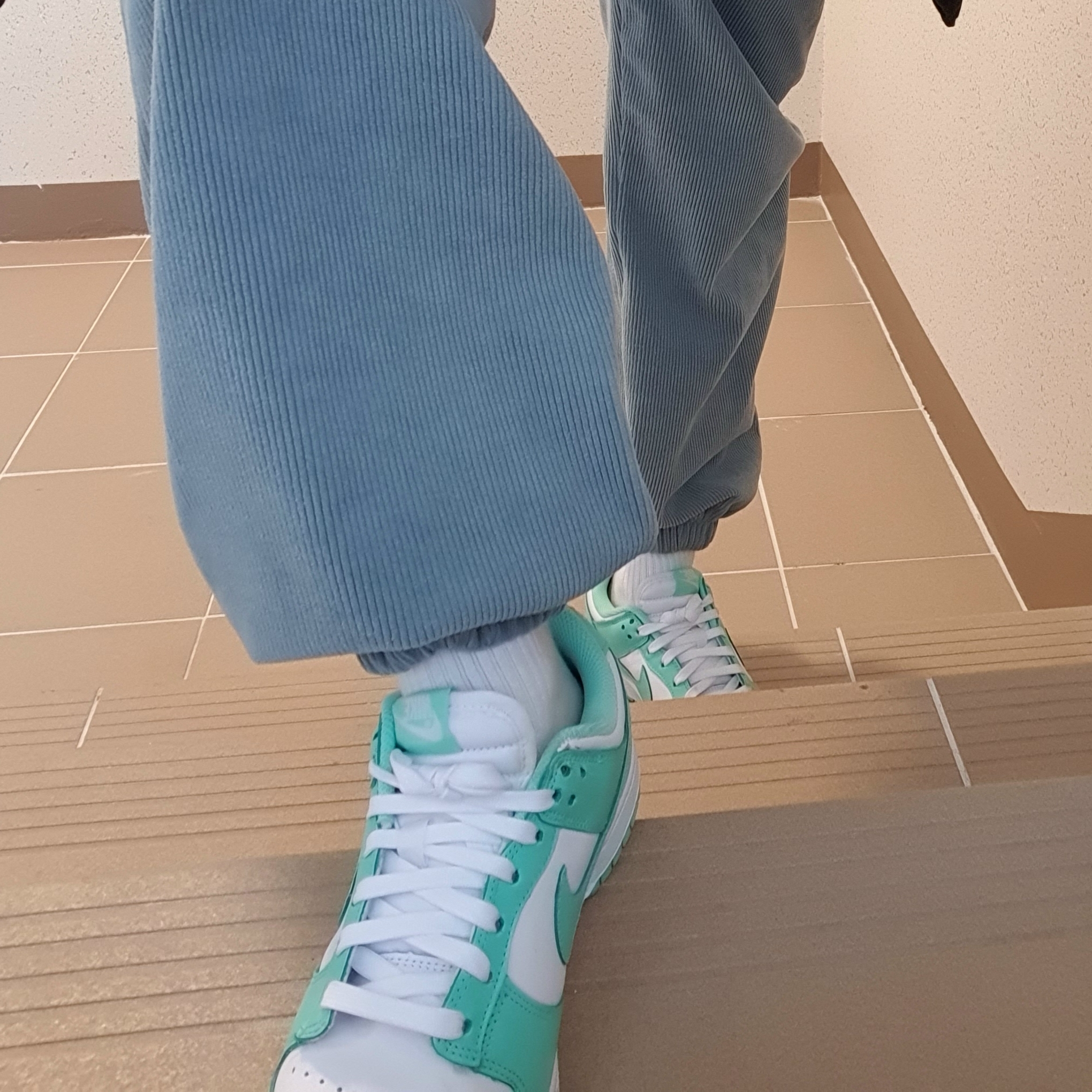 (W) Nike Dunk Low Green Glow 착용 스타일 - 3