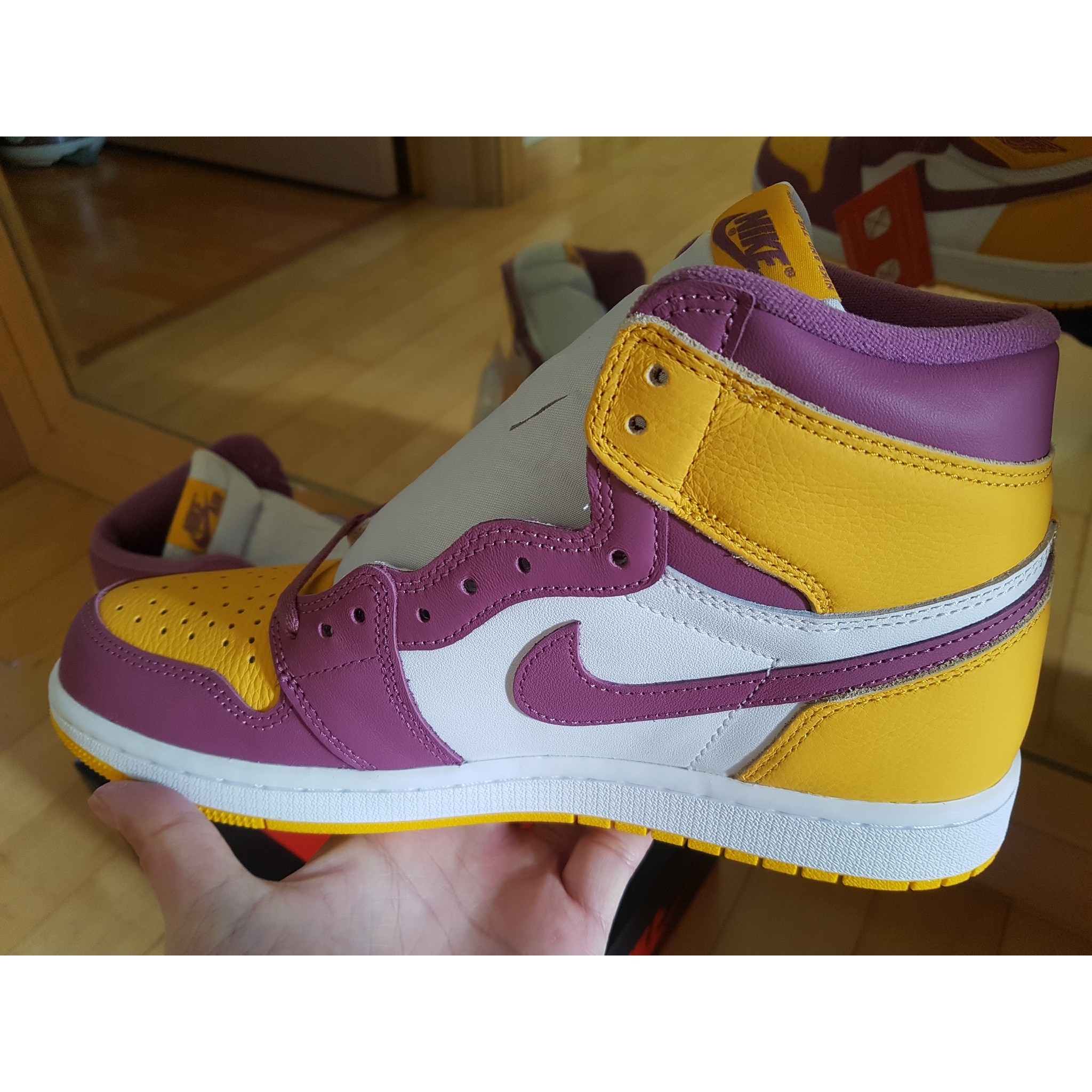 Jordan 1 Retro High OG University Gold Light Bordeaux 착용 스타일 - 1