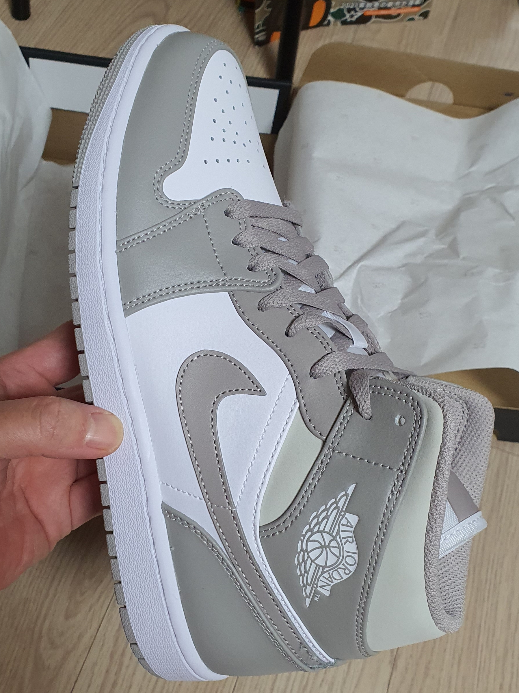 Jordan 1 Mid College Grey 착용 스타일