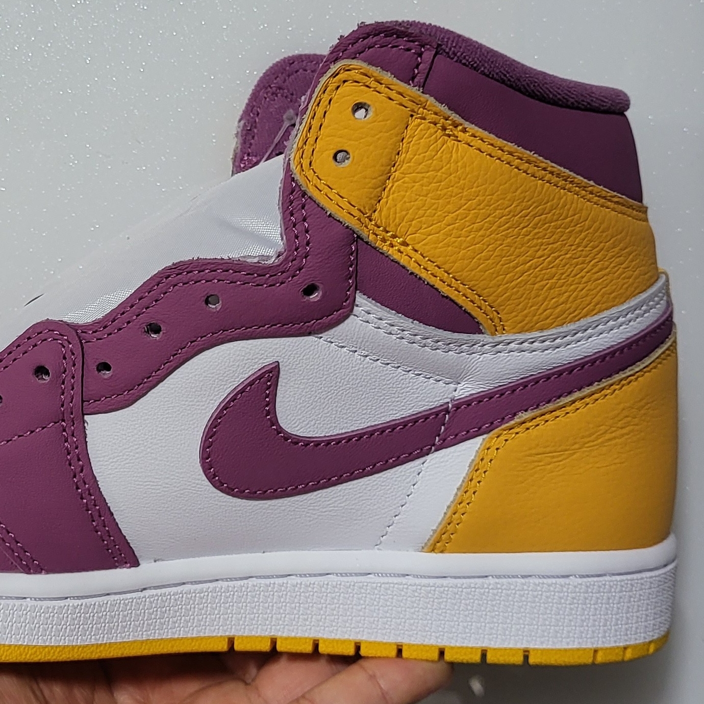Jordan 1 Retro High OG University Gold Light Bordeaux 착용 스타일 - 2