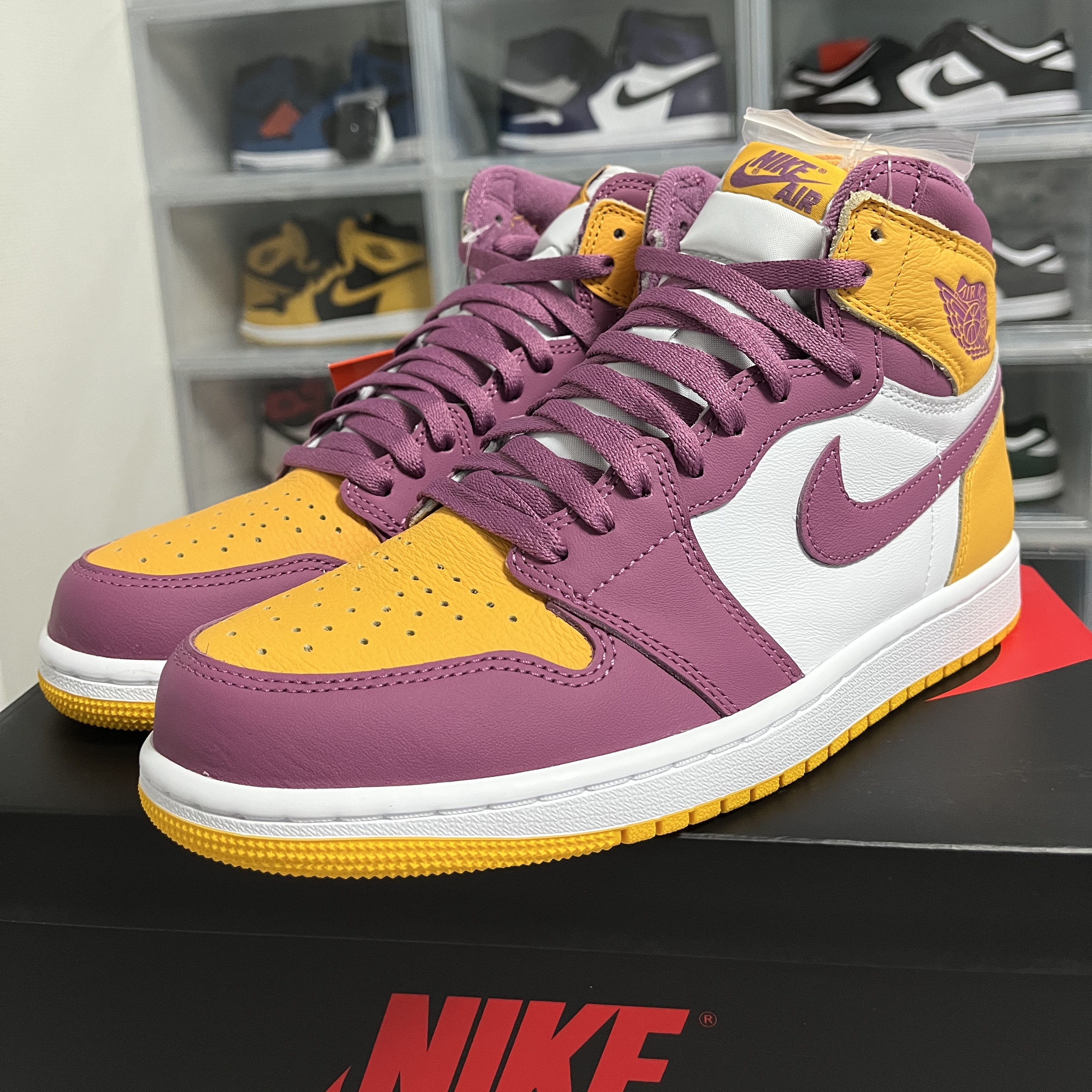 Jordan 1 Retro High OG University Gold Light Bordeaux 착용 스타일