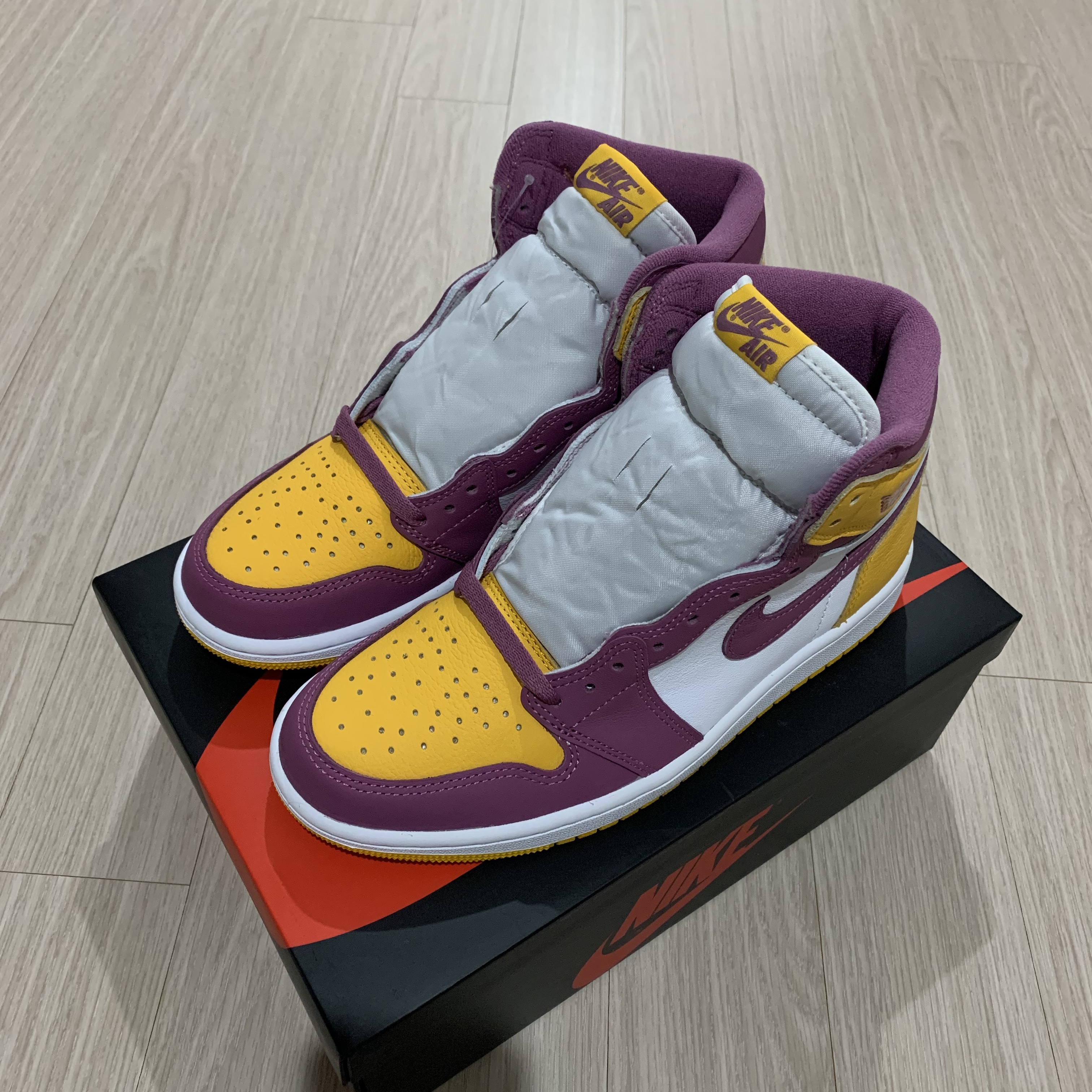 Jordan 1 Retro High OG University Gold Light Bordeaux 착용 스타일 - 1