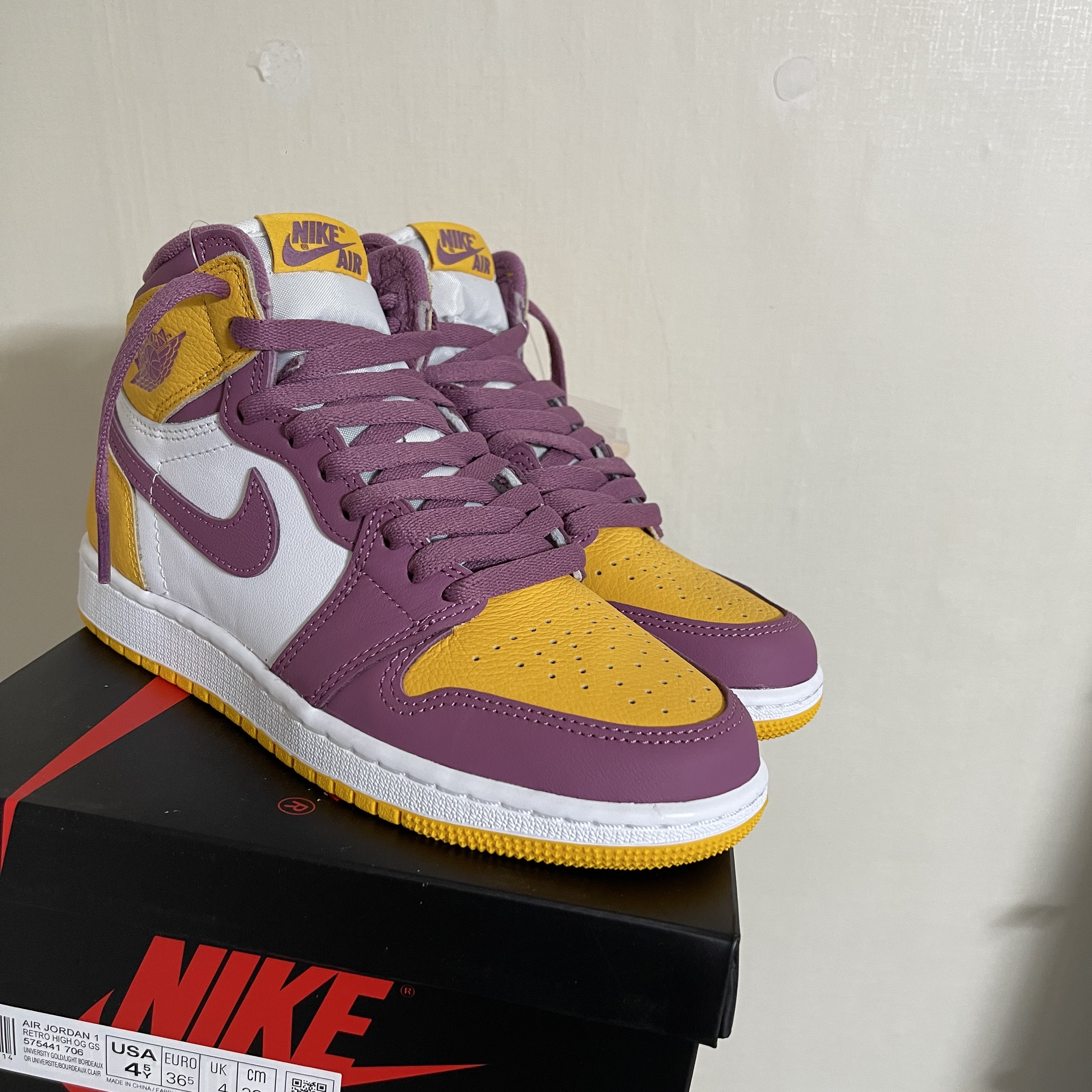 (GS) Jordan 1 Retro High OG University Gold Light Bordeaux 착용 스타일 - 2