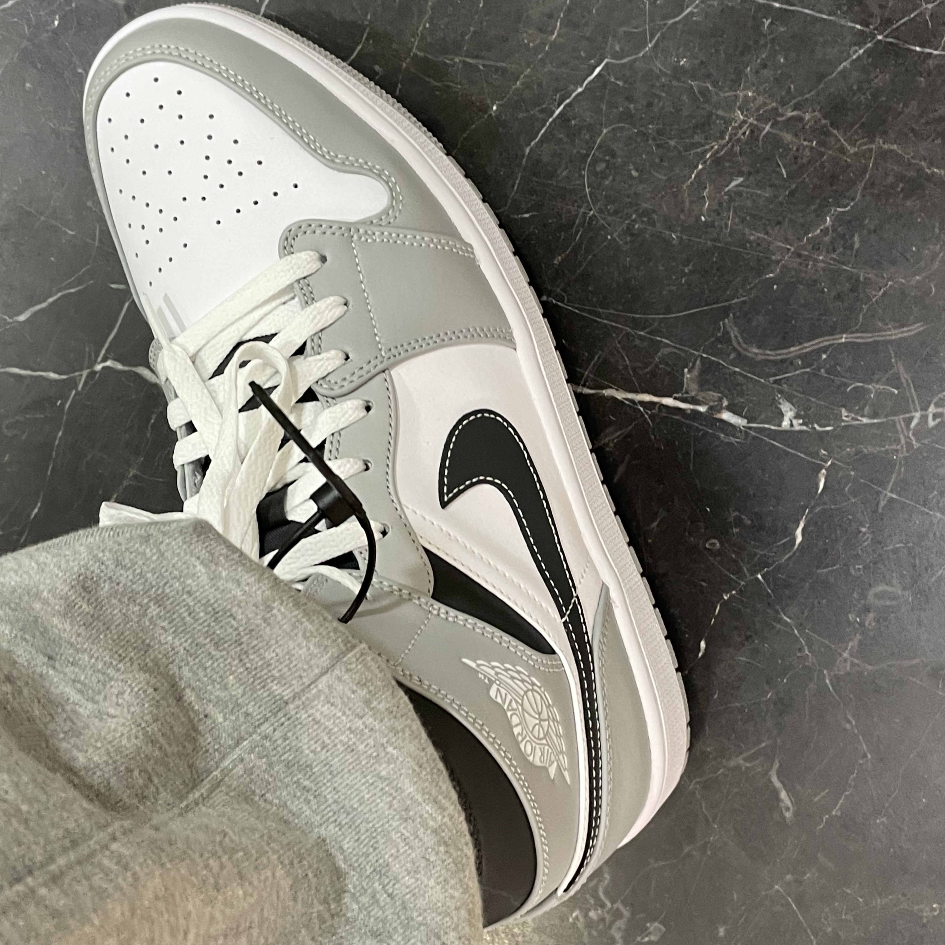 Jordan 1 Mid Light Smoke Grey Anthracite 착용 스타일 - 2
