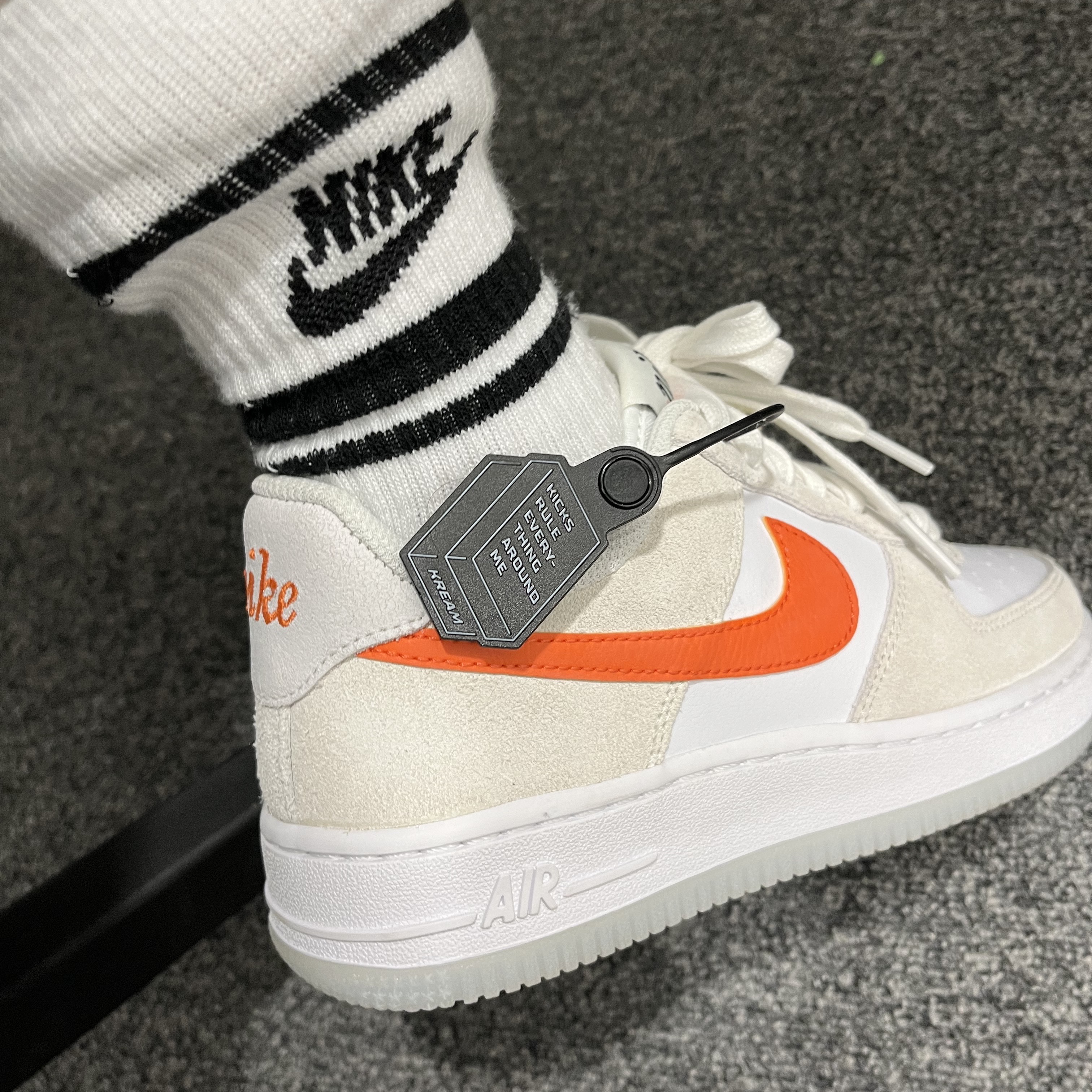 (W) Nike Air Force 1 '07 SE First Use Orange Sail 착용 스타일 - 3