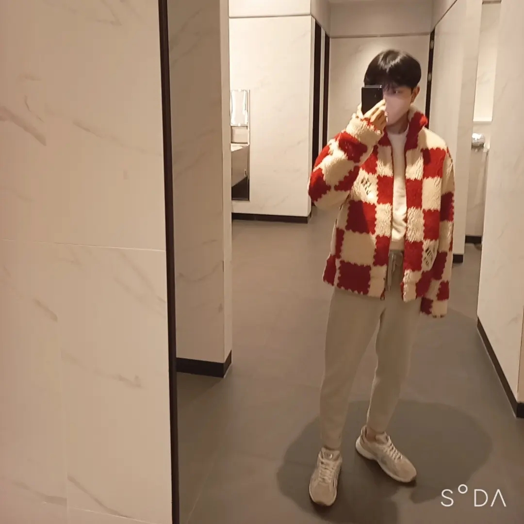 Louis Vuitton x Nigo Jacquard Damier Fleece Blouson Garnet Red 착용 스타일 - 1