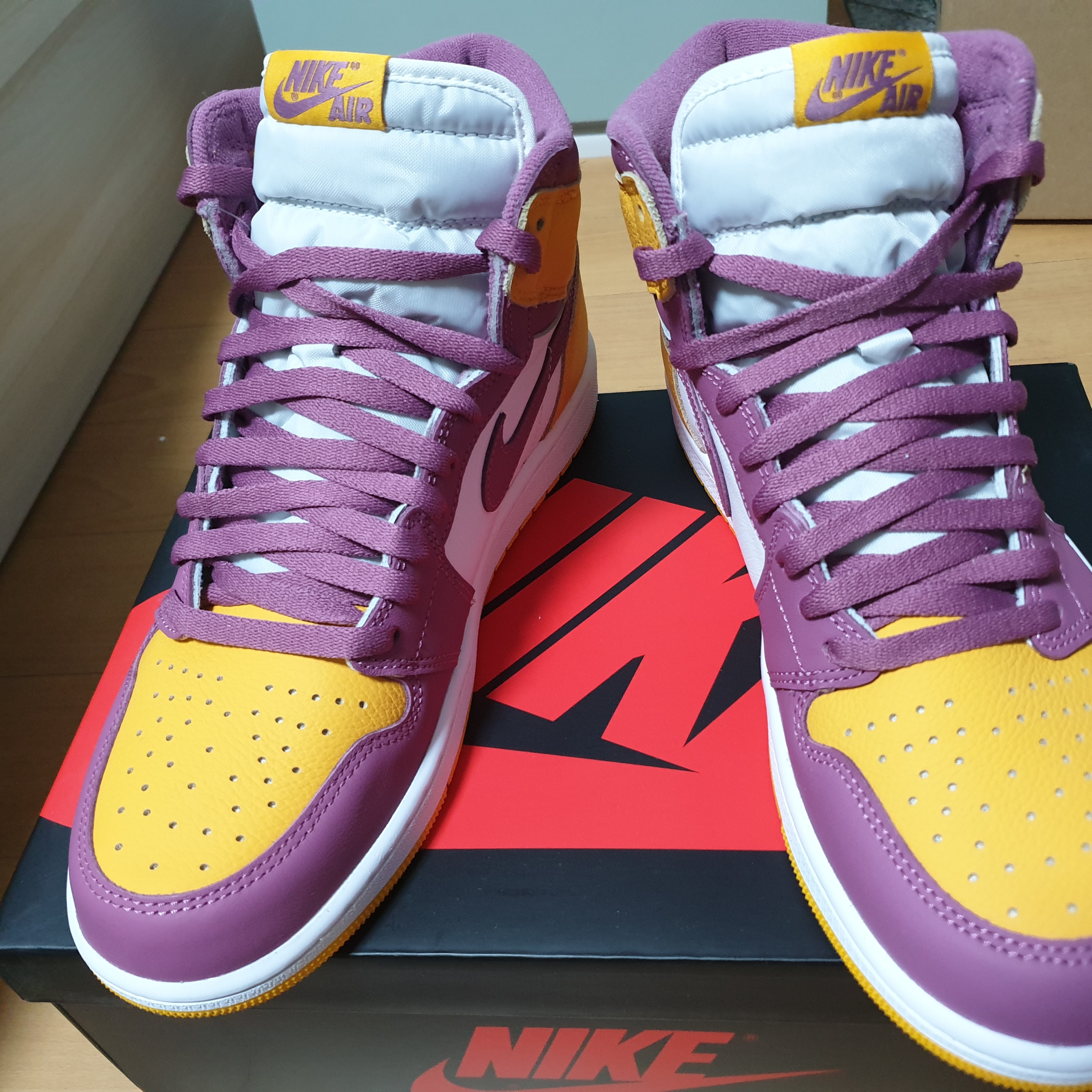 Jordan 1 Retro High OG University Gold Light Bordeaux 착용 스타일 - 2
