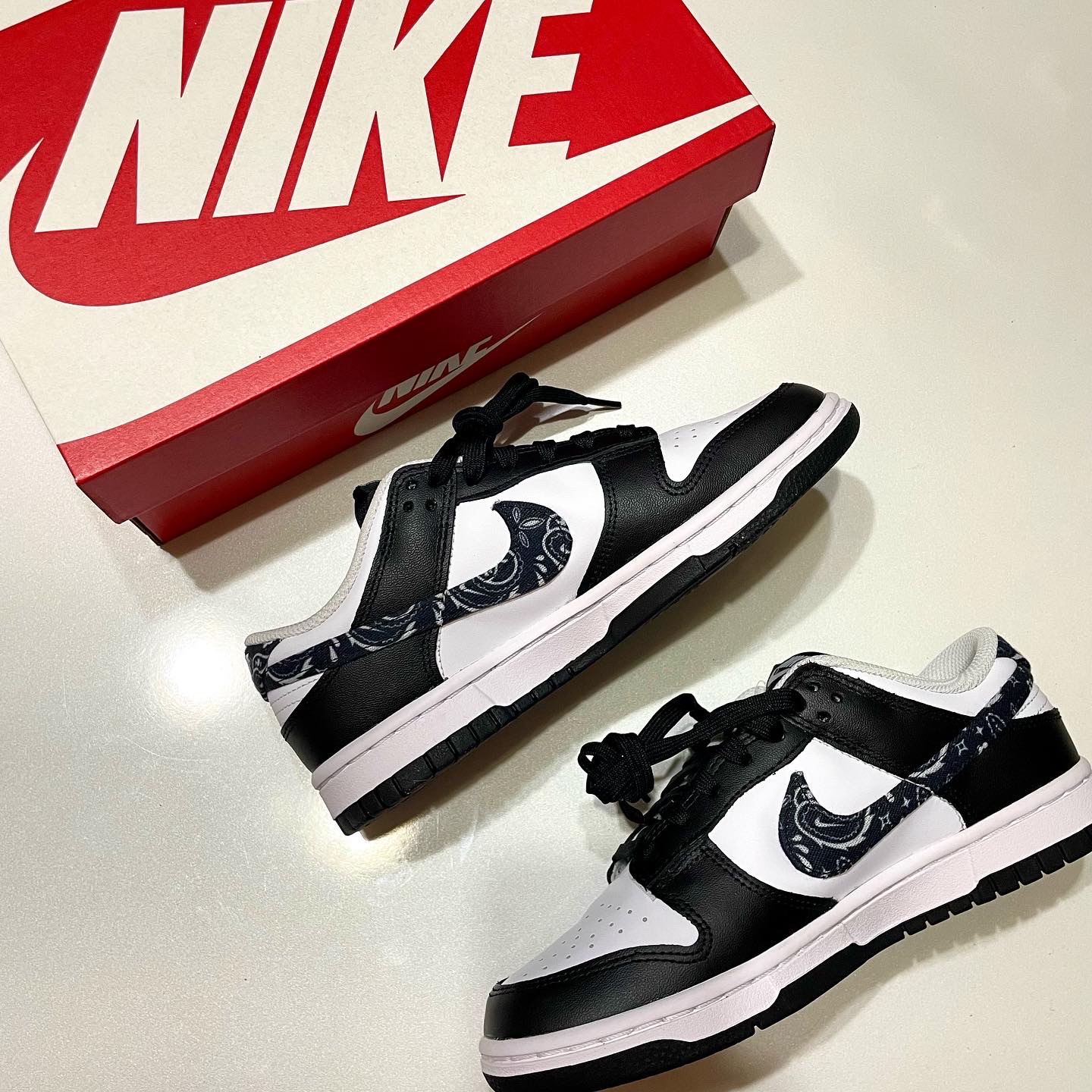 (W) Nike Dunk Low Essential Black Paisley 착용 스타일 - 1