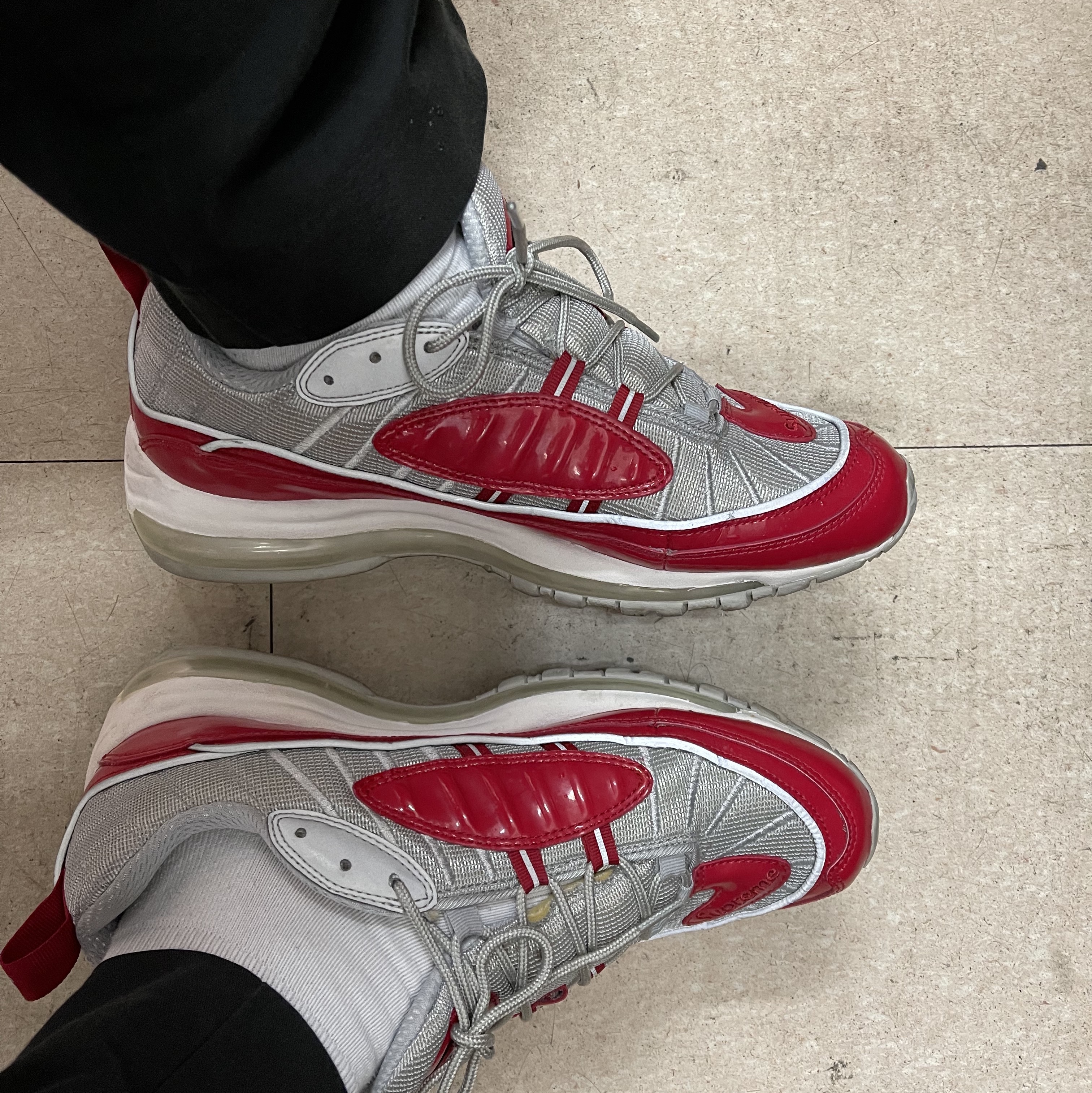 Nike x Supreme Air Max 98 Varsity Red 착용 스타일 - 1