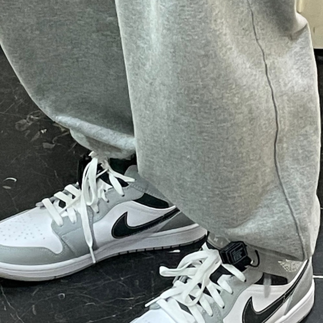 Jordan 1 Mid Light Smoke Grey Anthracite 착용 스타일 - 1