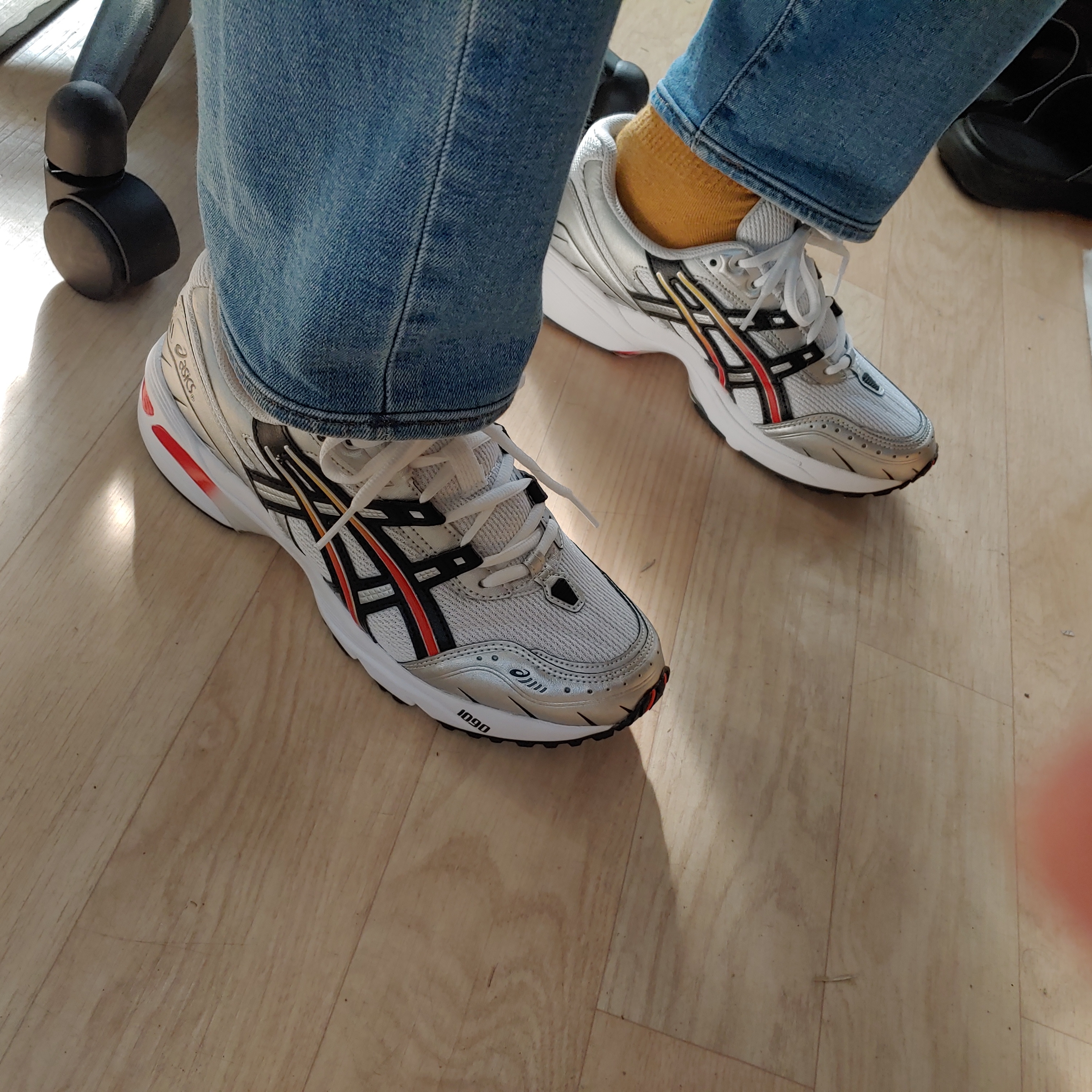 Asics Gel-1090 White Black 착용 스타일 - 3
